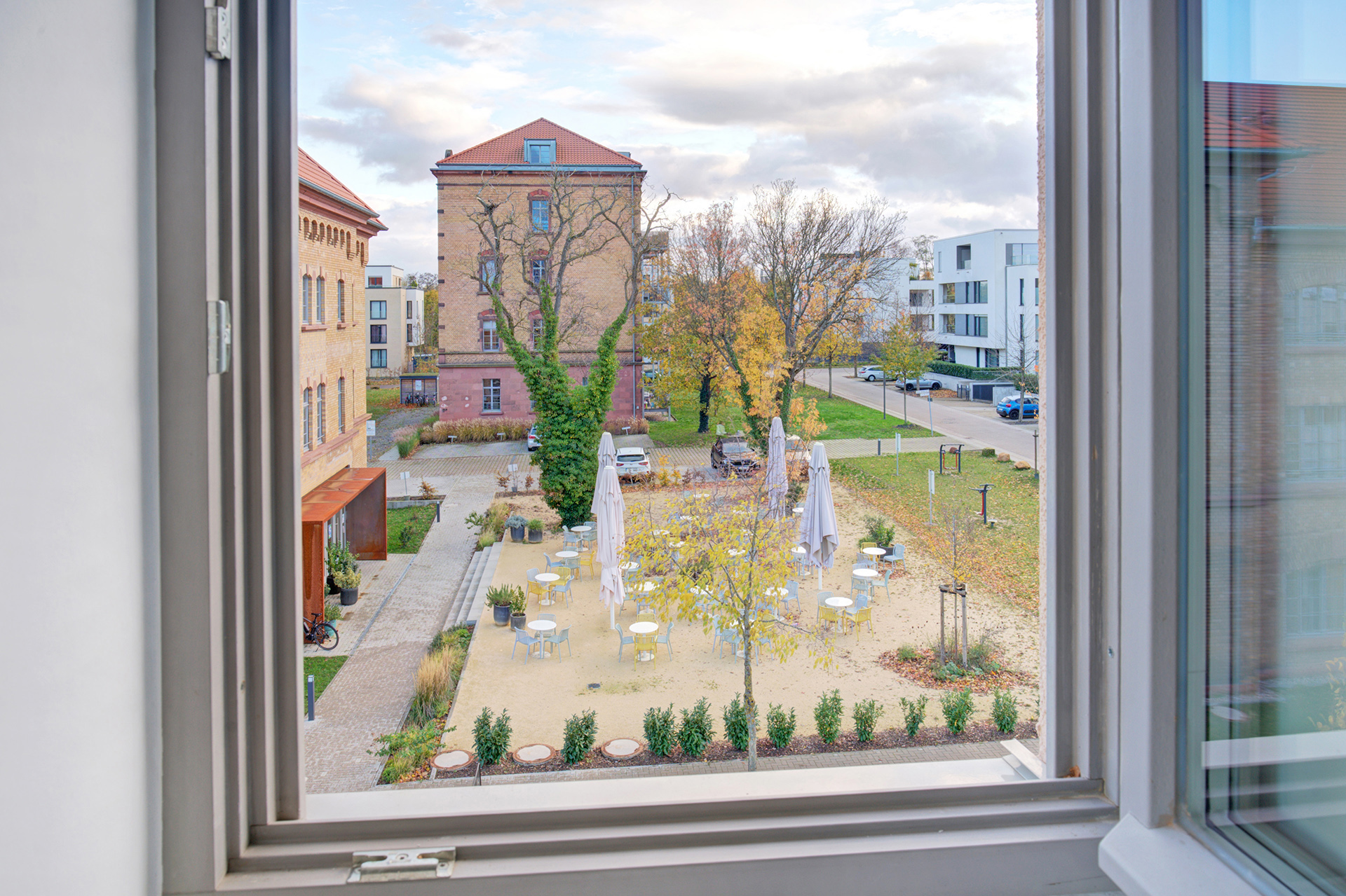 hochwertige Immobilienfotografie - Blick von Turm des Objektes auf das gegenüberliegende Cafe