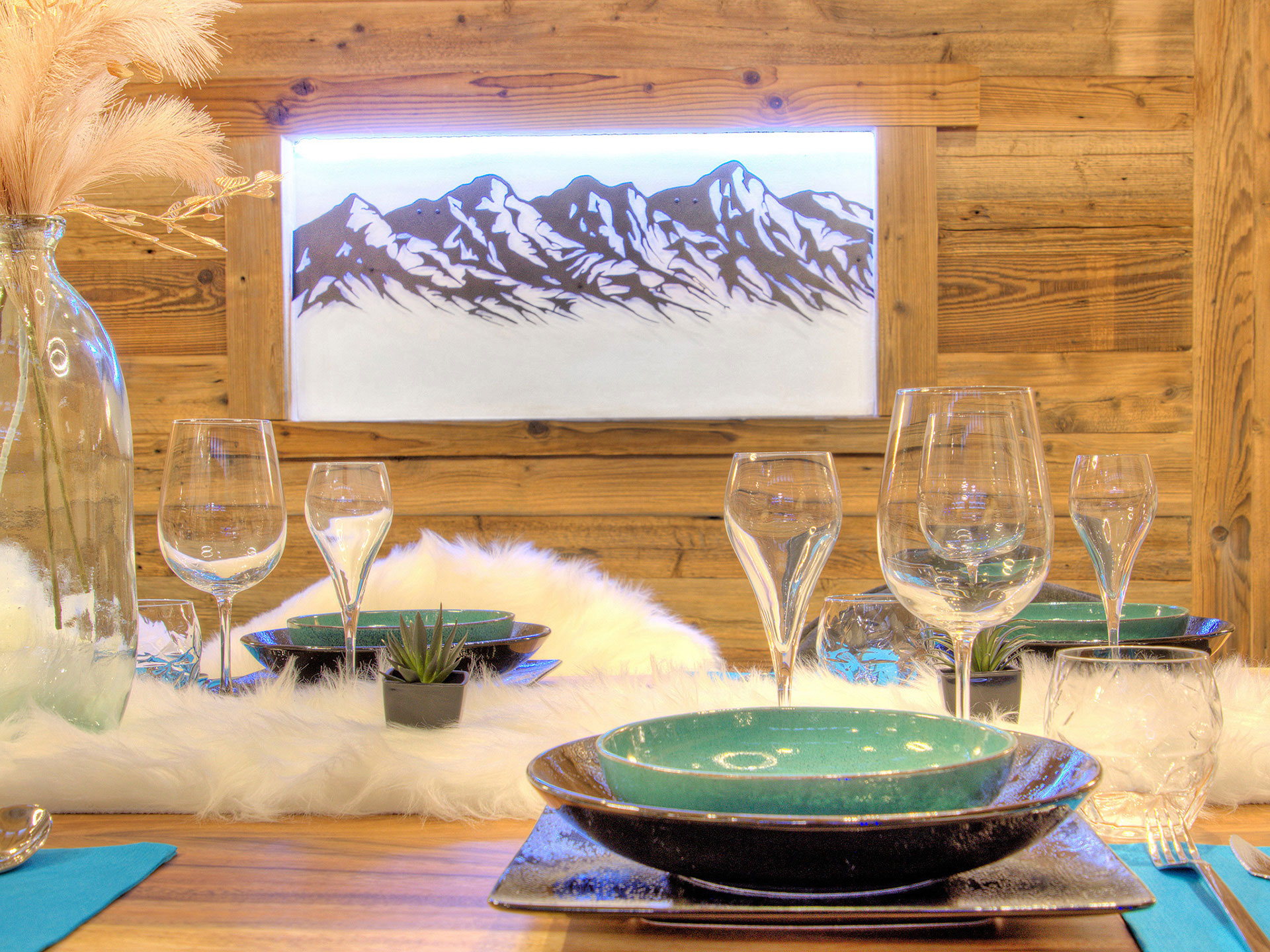 ferienhaus-foto-ferienhaus-fotografieren-gedeckter Esstisch mit Fell-ausschnitt