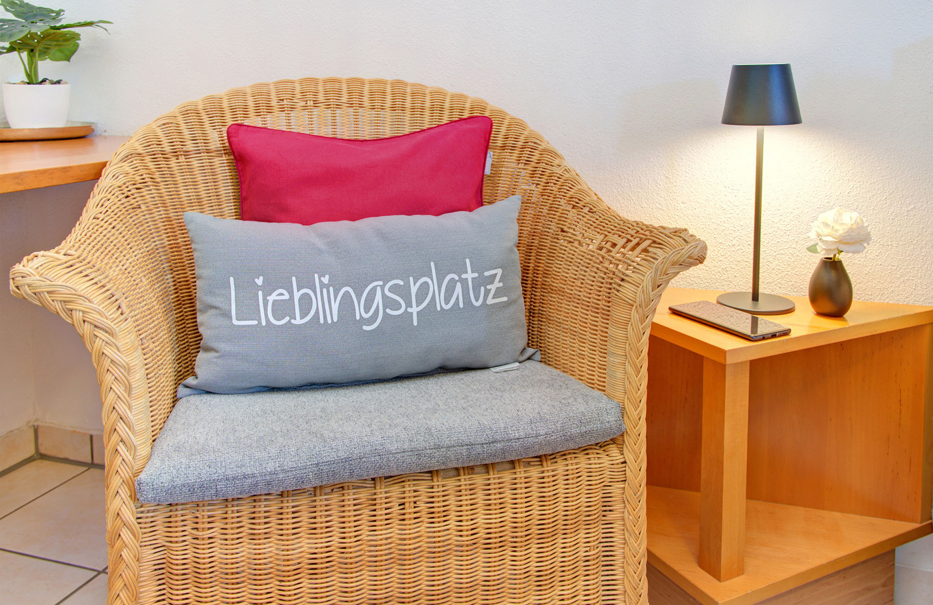 korbstuhl mit kissen lieblingsplatz in ferienwohnung
