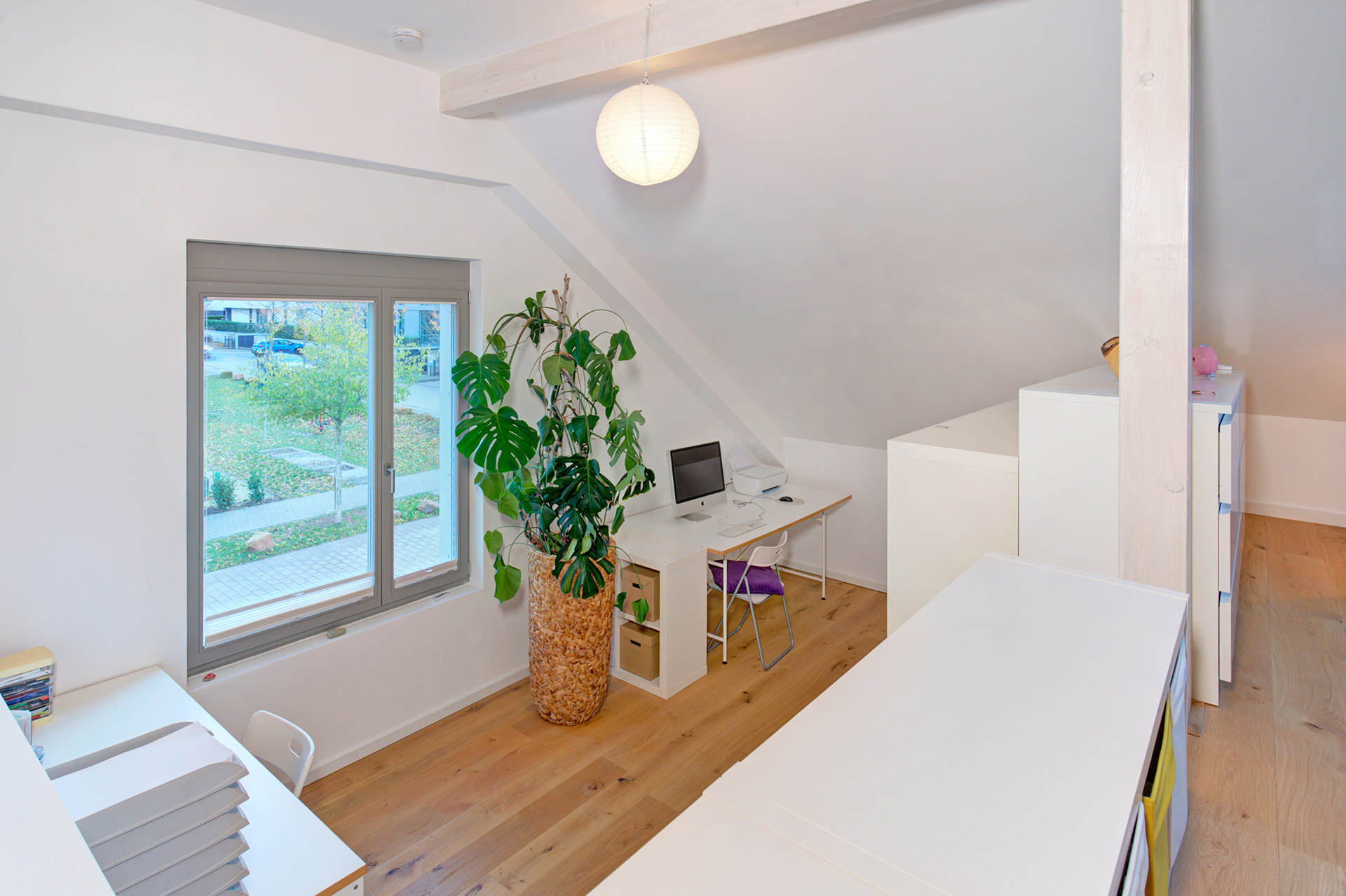 Immobilienfotografie - heller geräumiger Arbeitsbereich mit Grünpflanze im Zwischengeschoss
