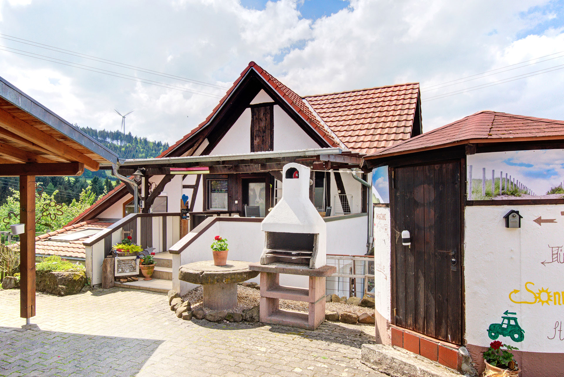 Älteres Haus mit Ferienwohnungen und terrasse