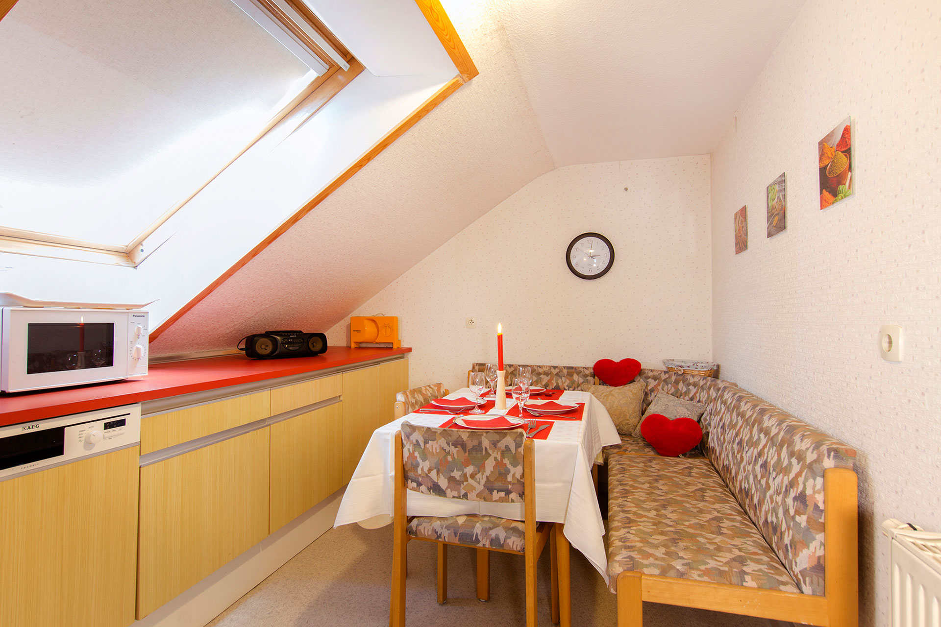 foto ferienwohnung nachher küche und Essbereich in Dachschräge hell mit gedecktem tisch