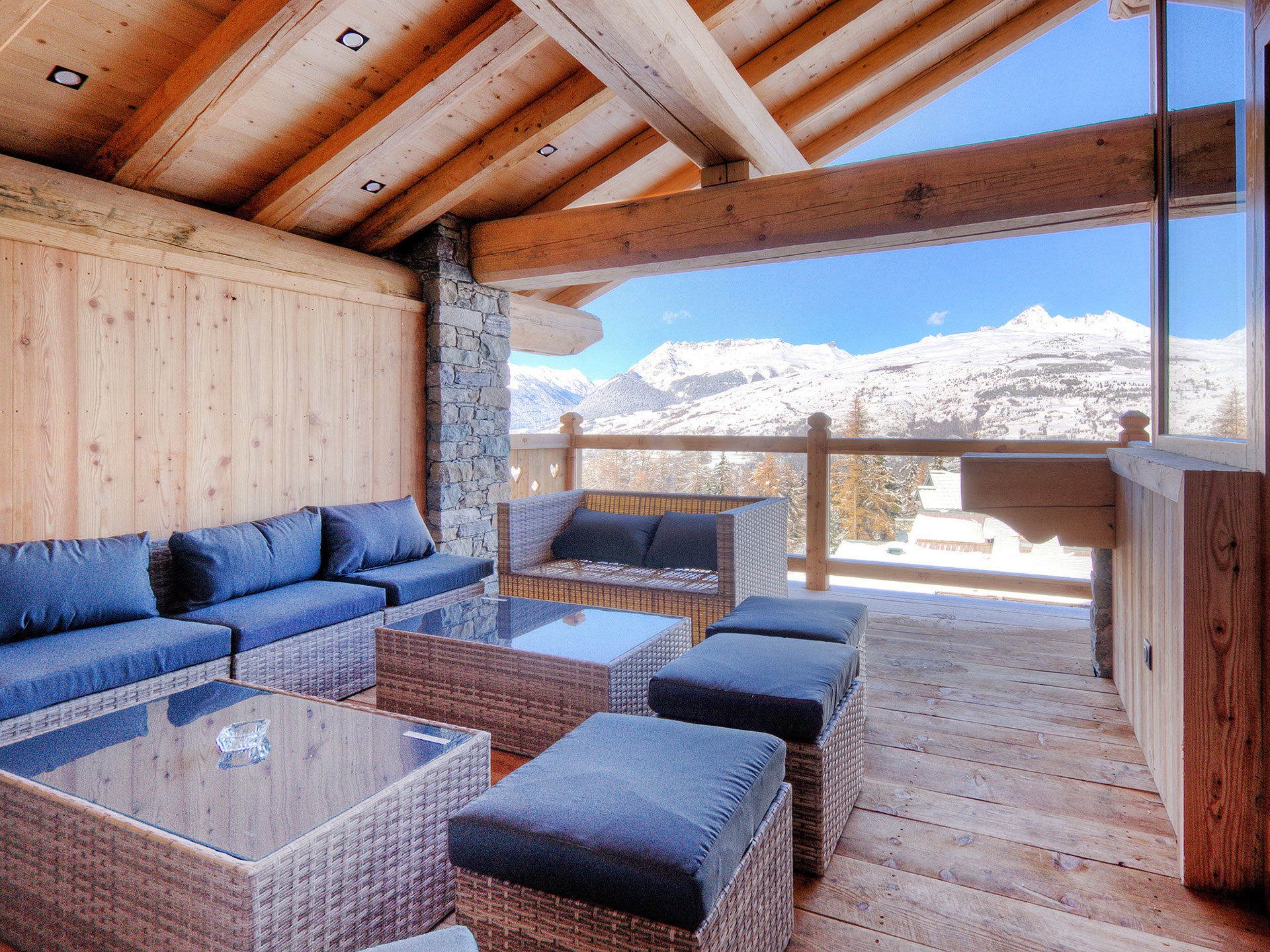 große Terrasse mit Sitzgruppe und Blick auf Mont Blanc Massiv