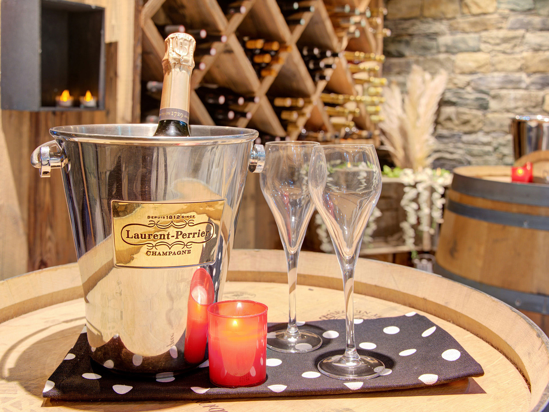 Gedeck auf Weinfass mit Sekt und Gläser