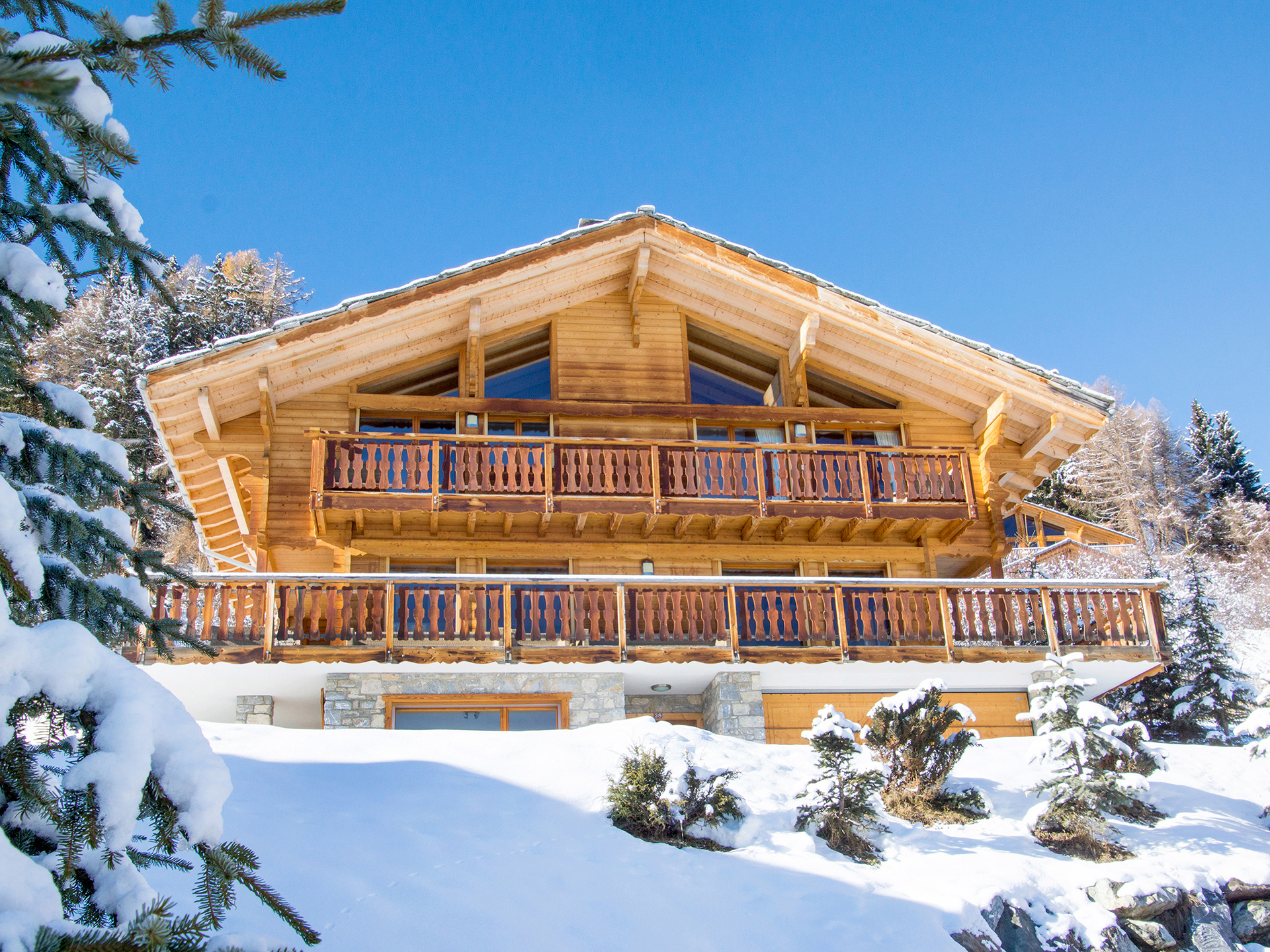 ferienhaus foto grosses holzchalet im schnee