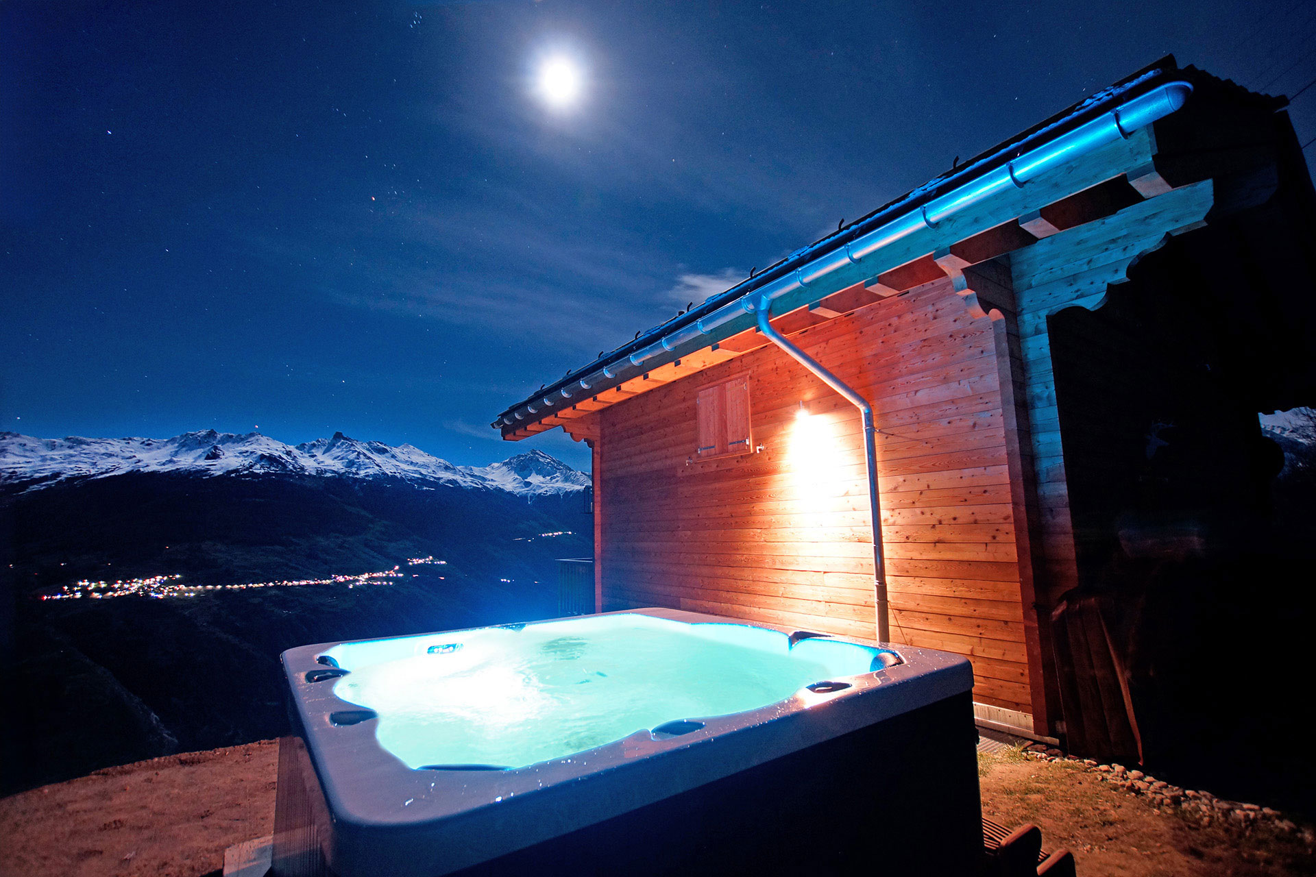 Abendbild mit whirlpool und Bergblick vom Chalet Descente des Masses