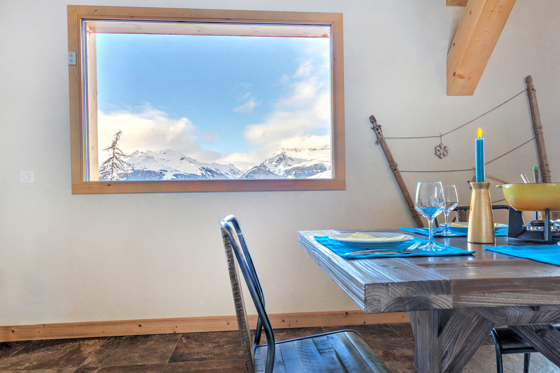 ferienhaus foto blick vom tuerkisgedeckten esstisch auf fenster mit schneebergpanorama