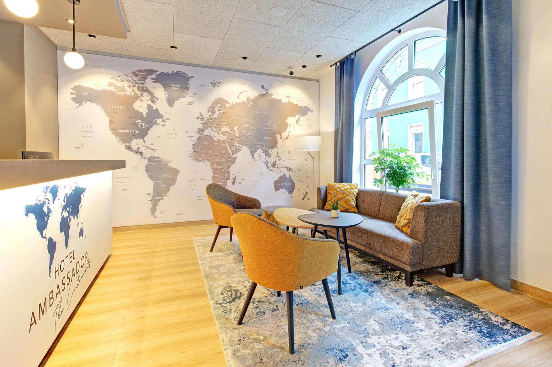 eine sitzgruppe mit sofa und direkter blick auf die kontinente im Hintergrund an der wand