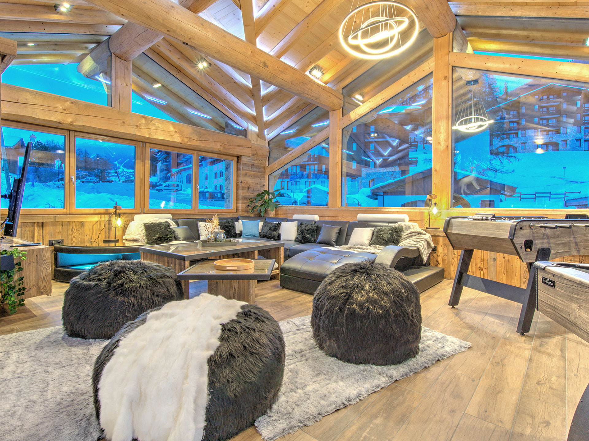 Imposanter wohnraum mit sofalandschaft billard und tischkicker im Luxus-Chalet 