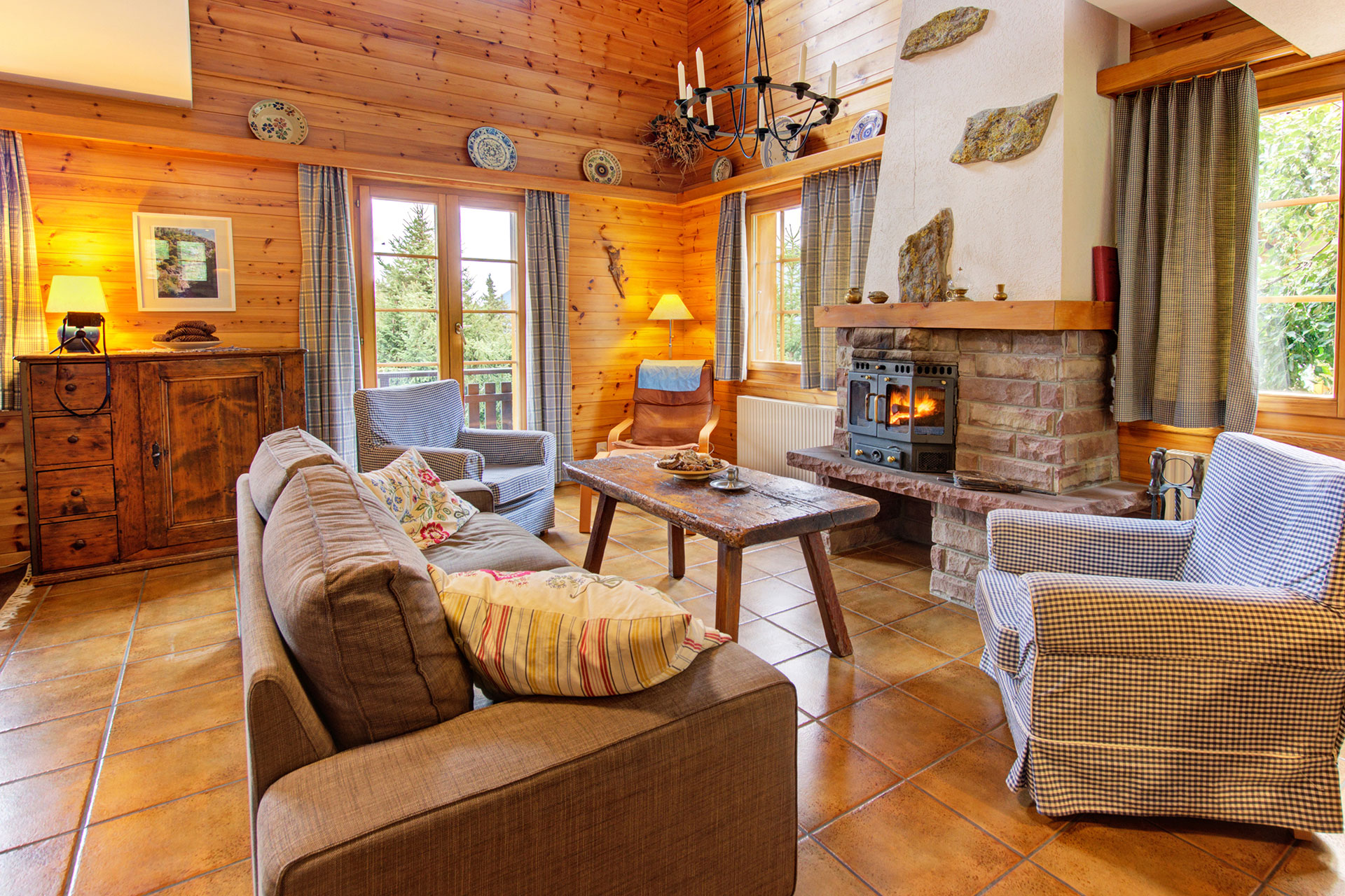 ferienhaus foto wohnzimmer im holzchalet mit blick auf brennenden kamin