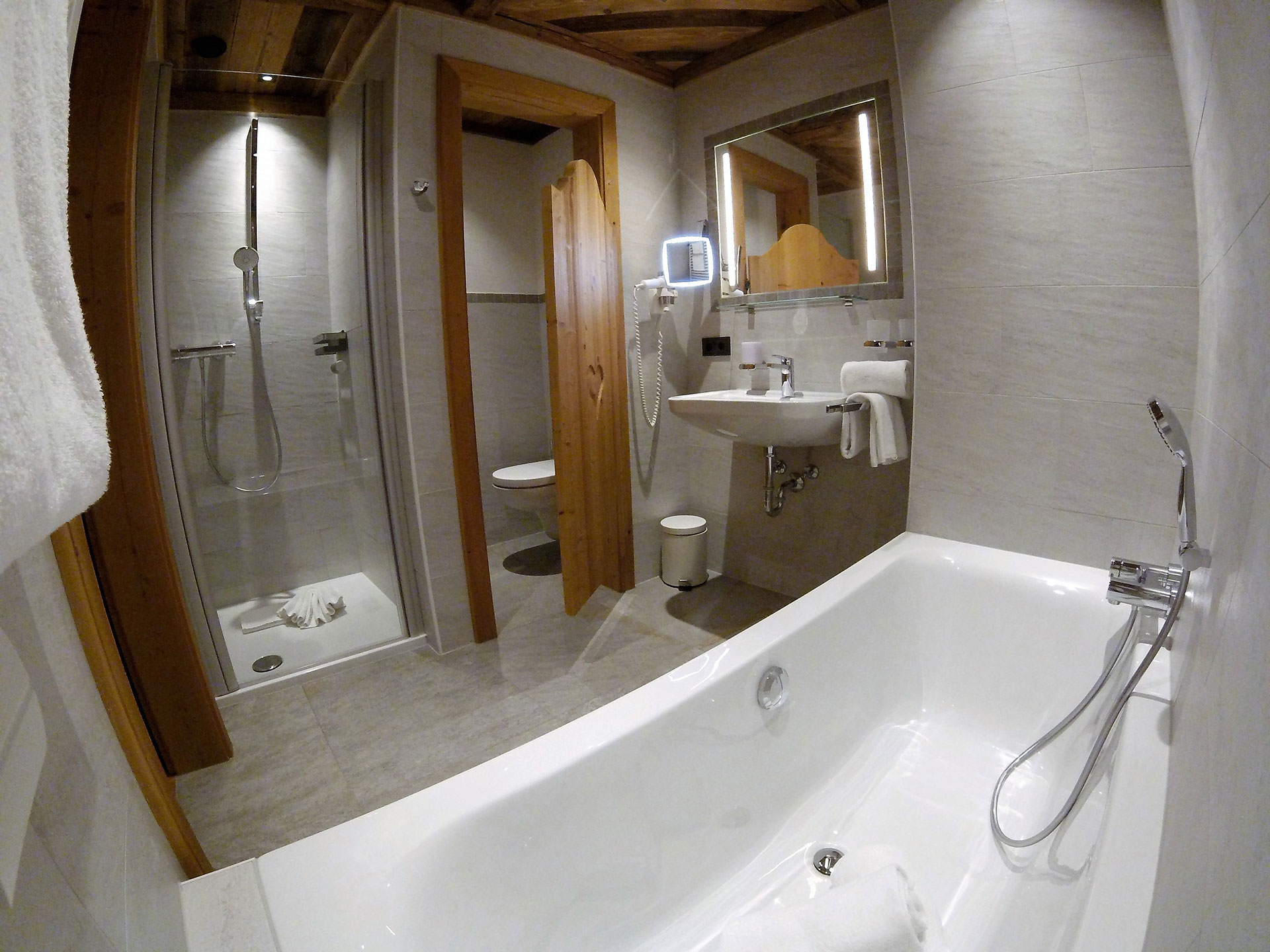 Dunkles Badezimmer-Setting: Badewanne, Dusche, verzerrte Blickwinkel durch Fisheye - vorher