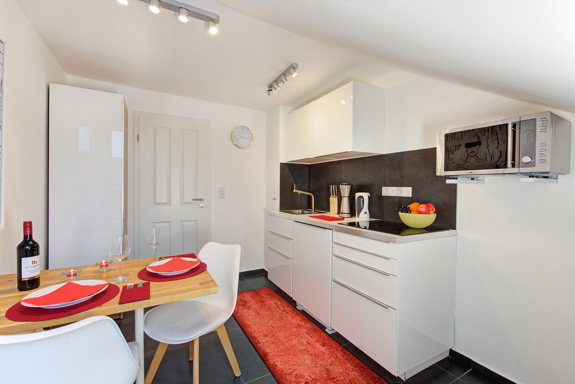 apartment fotografin essbereich für zwei und kleine küchenzeile