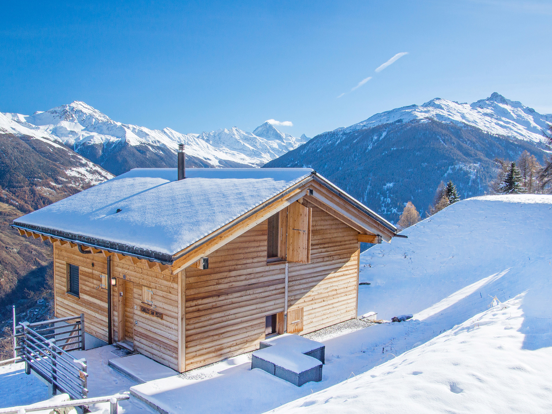 ferienhaus foto schneebedecktes modernes holzchalet von schneebergepanorama