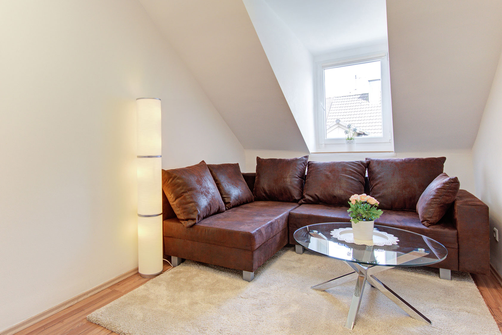 fotografin dekoriert braunes sofa ohne dekoration vorher