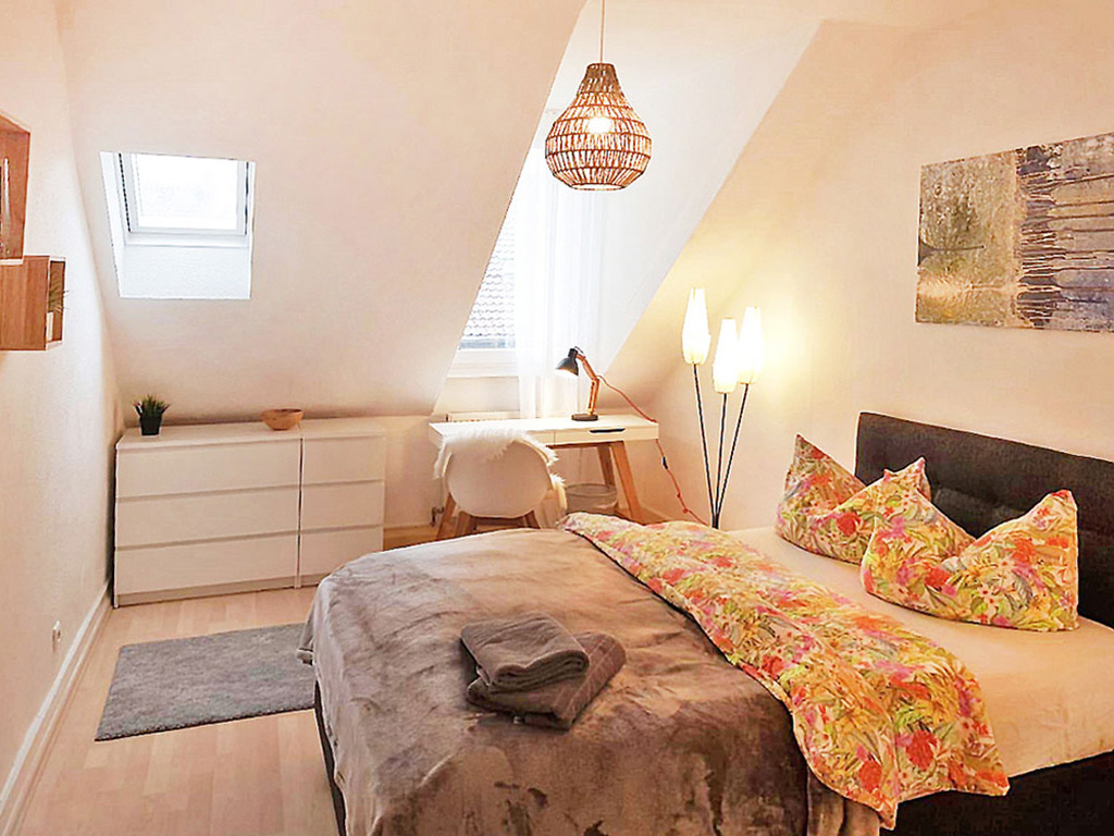 Freundlich wirkendes Doppelzimmer, gut beleuchtet und hell nachher mit bildberabeitung