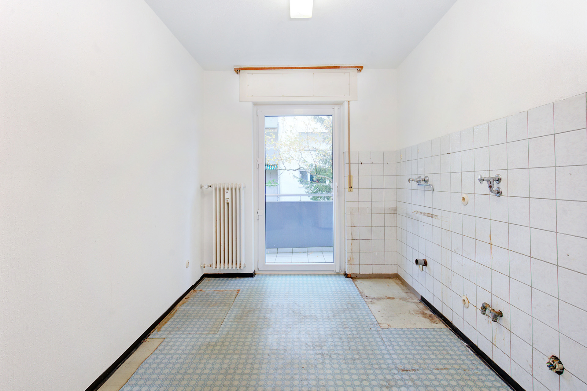 Großzügig geschnittene Küche im Leerstandsobjekt