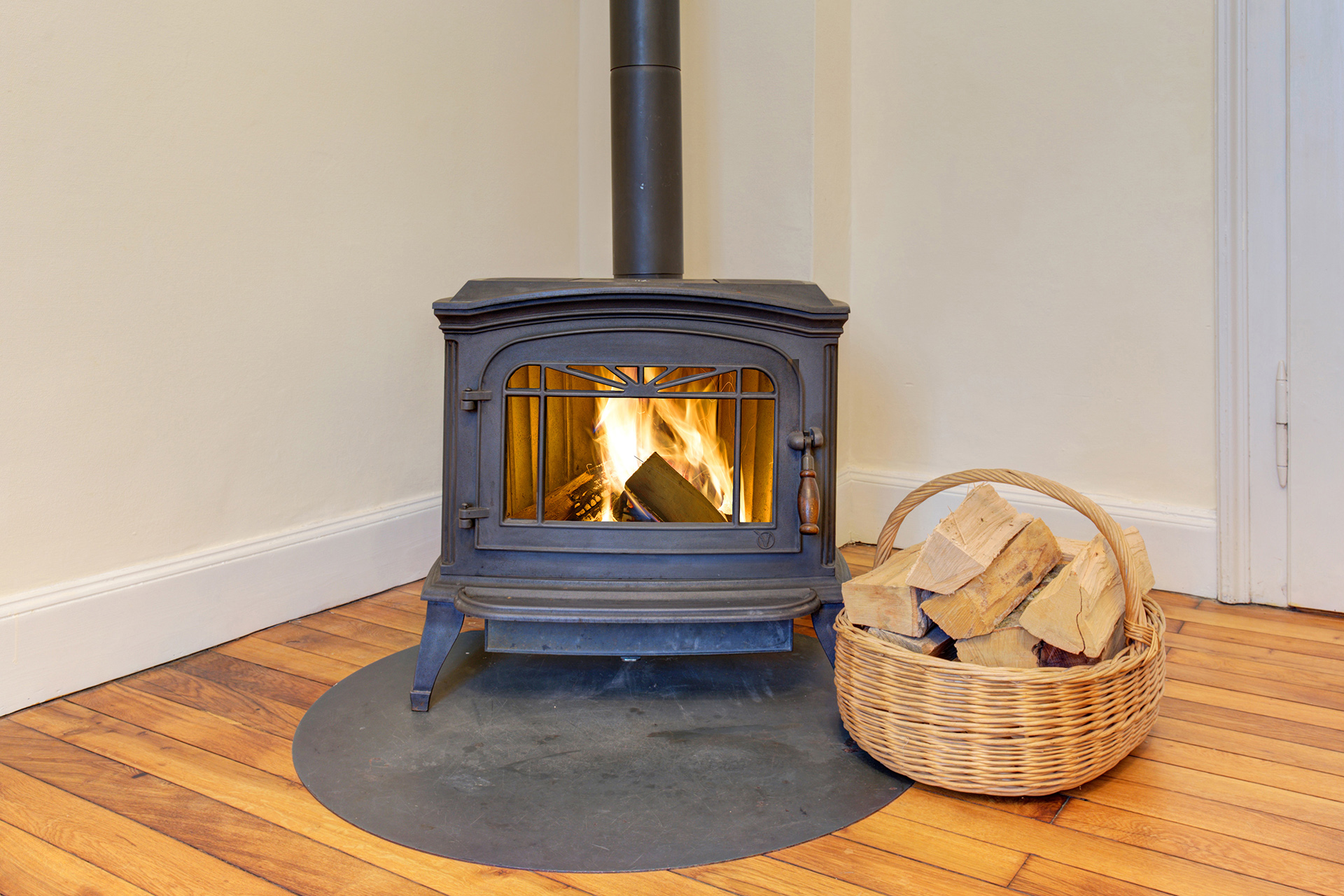 brennender kamin im französischen stil
