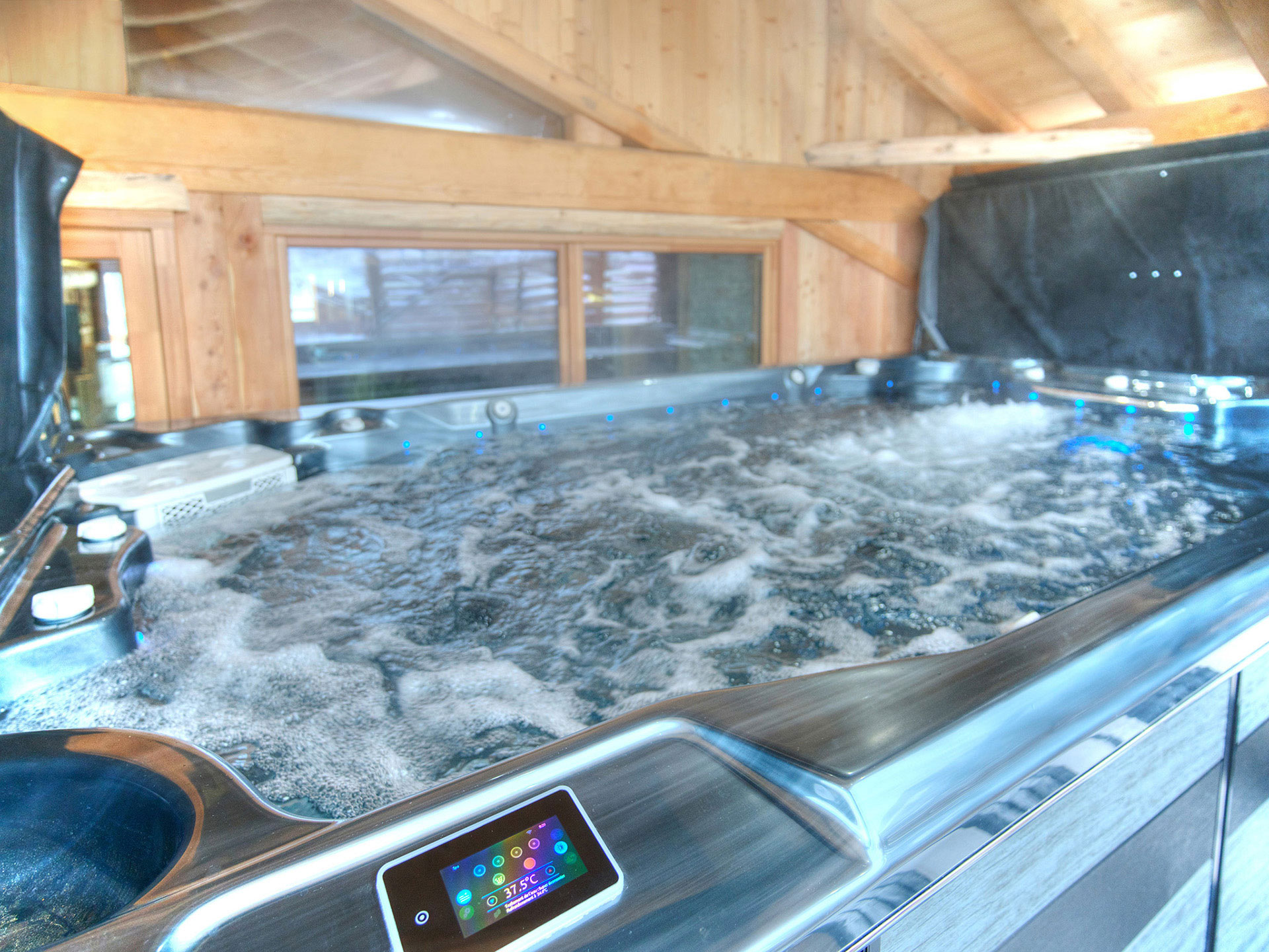 Grosser srudelnder swim spa auf Terrasse