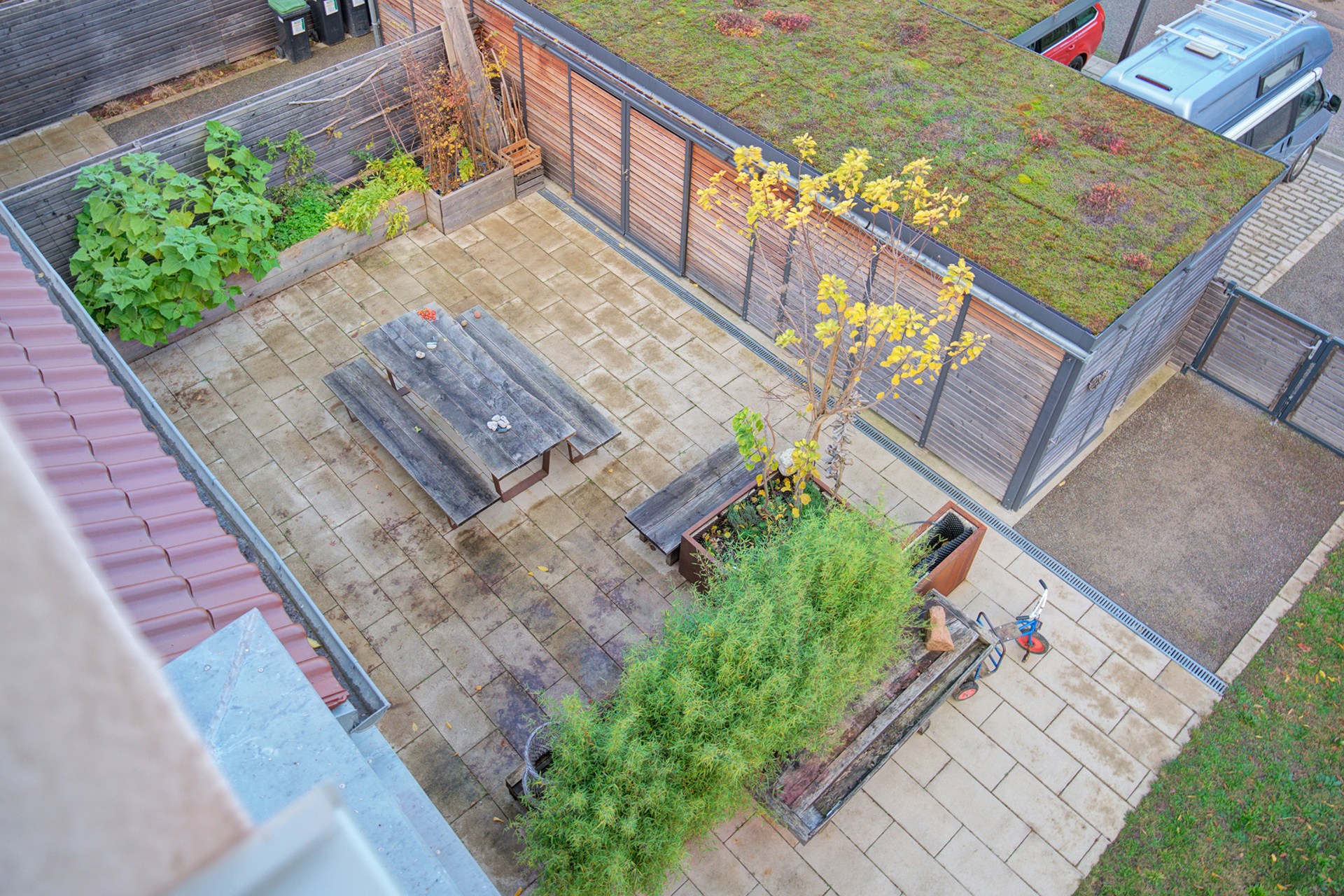 Aussicht vom oberen Stockwerk auf den liebevoll gepflegten Garten
