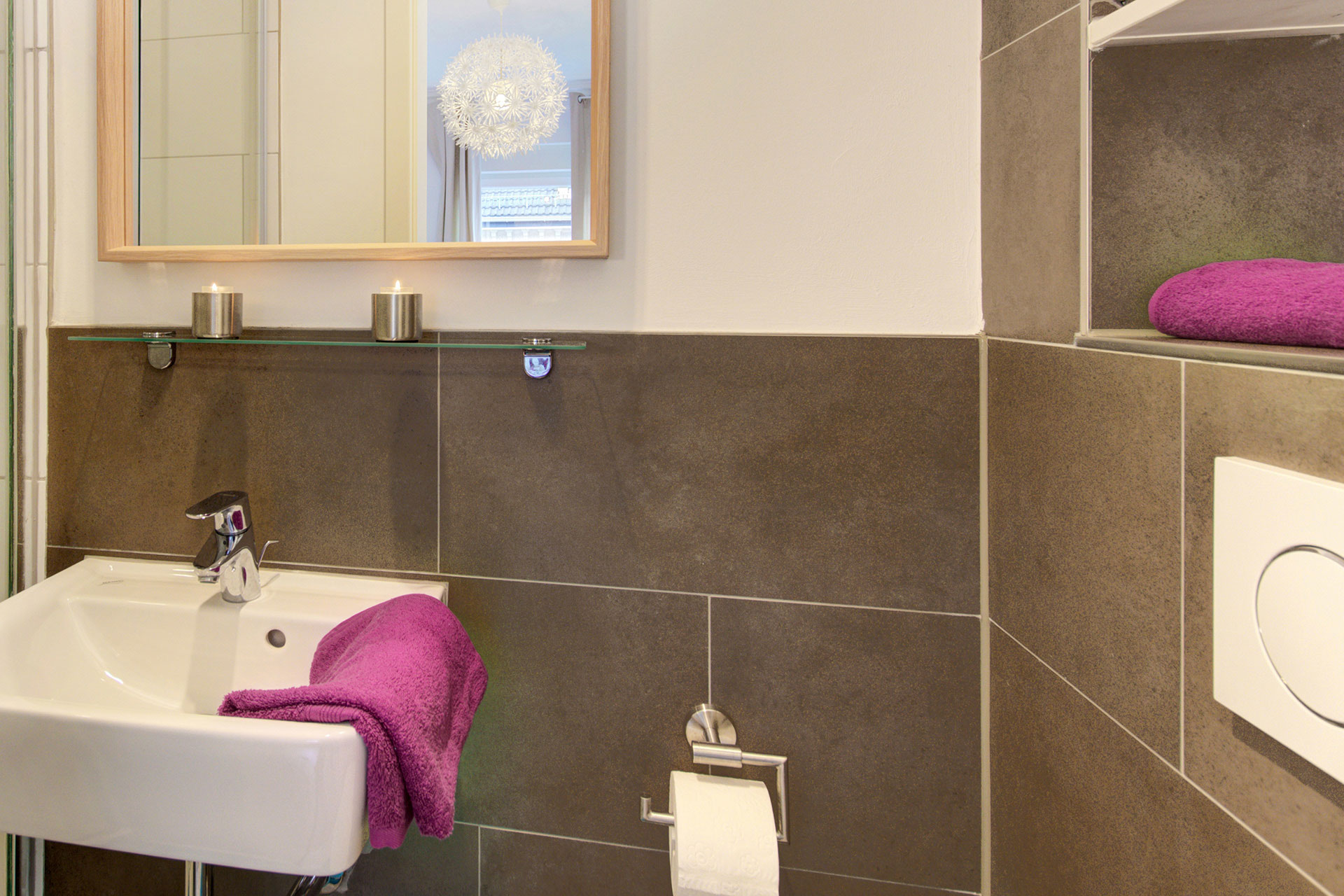 fotografin dekoriert kleines badezimmer mit lila handtüchern