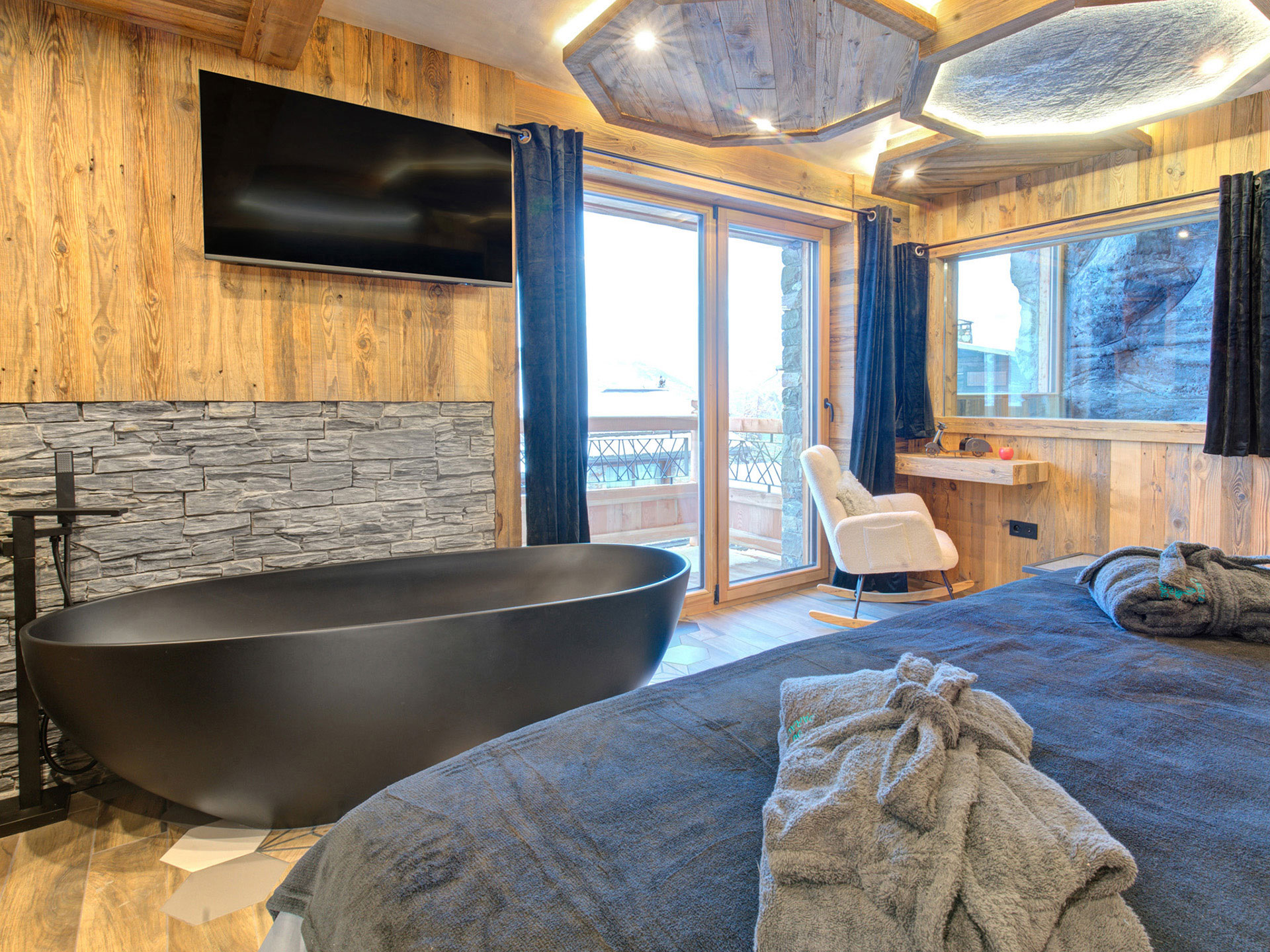 Immobilienfoto - Masterbed mit Blick auf Badewanne Panoramafenster und Arbeitsbereich