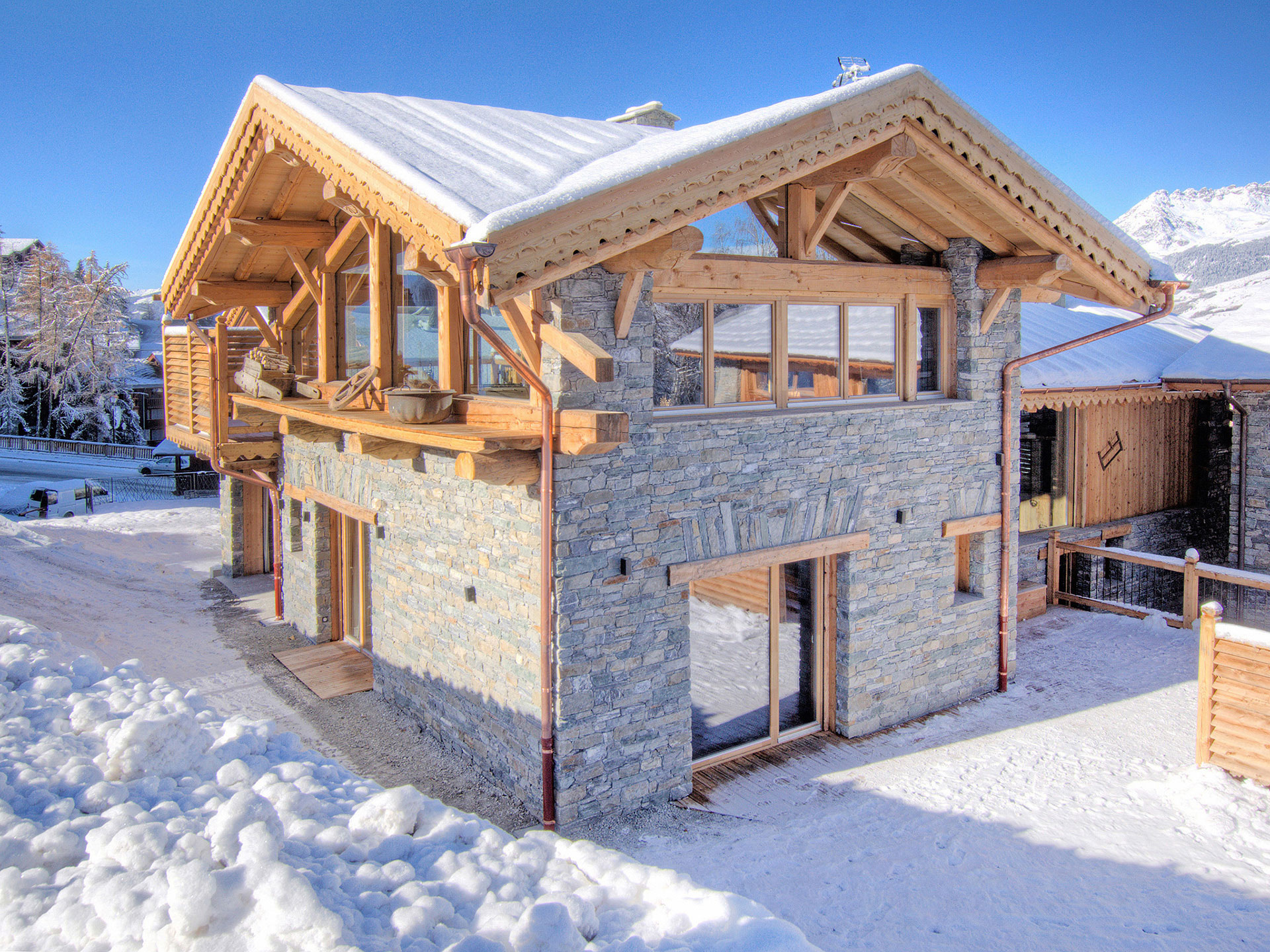 Immobilienfoto - Aussenaufnahme von gemütlichem waliser Sonnenchalet