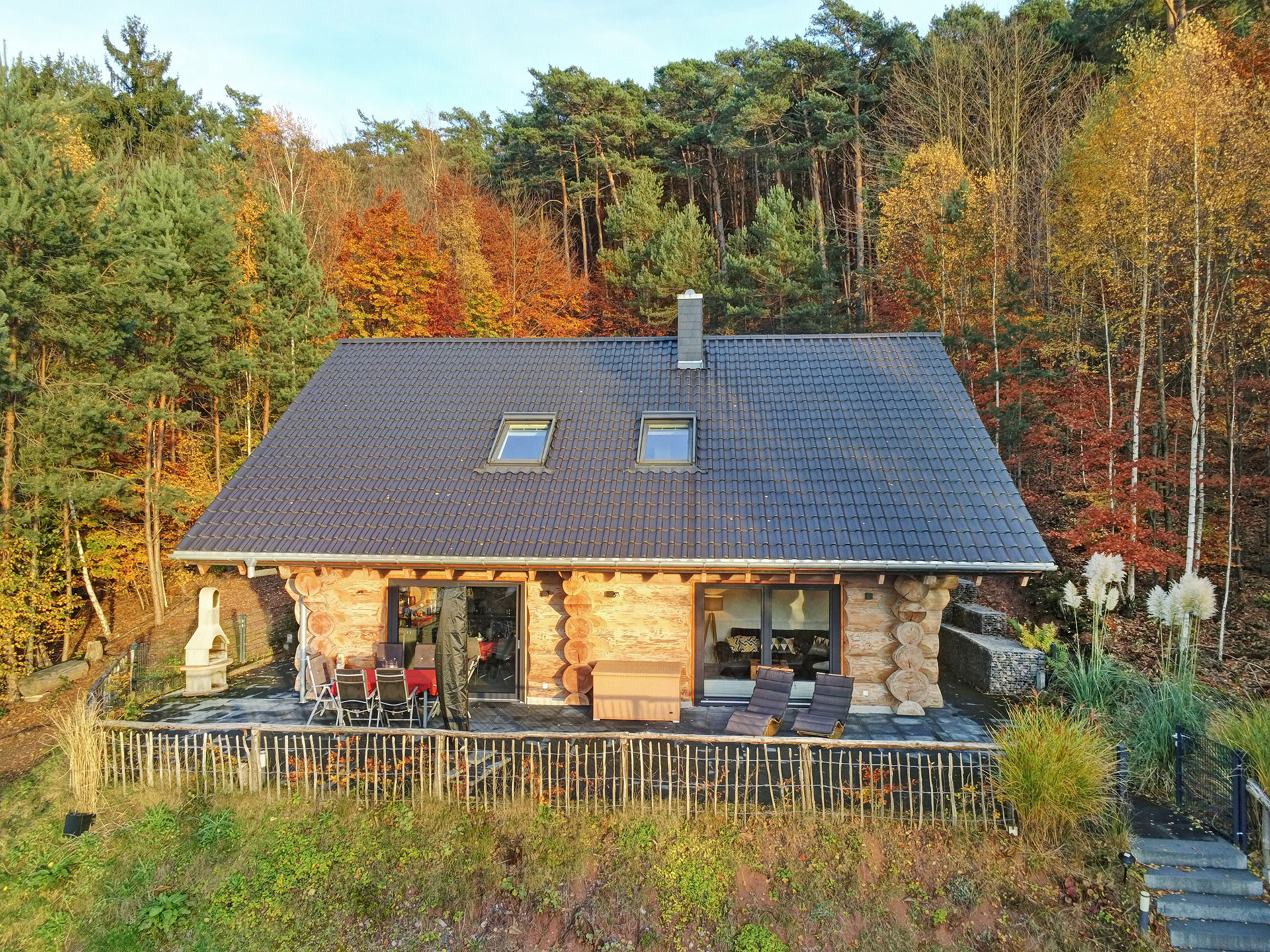 Vom luftbild fotograf - Aufnahme vom Haus mit Blick auf Terrasse mit Stizgruppe
