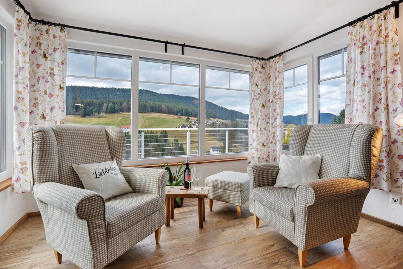 Wohnzimmer Ferienhaus mit panoramafenster und hellen möbeln