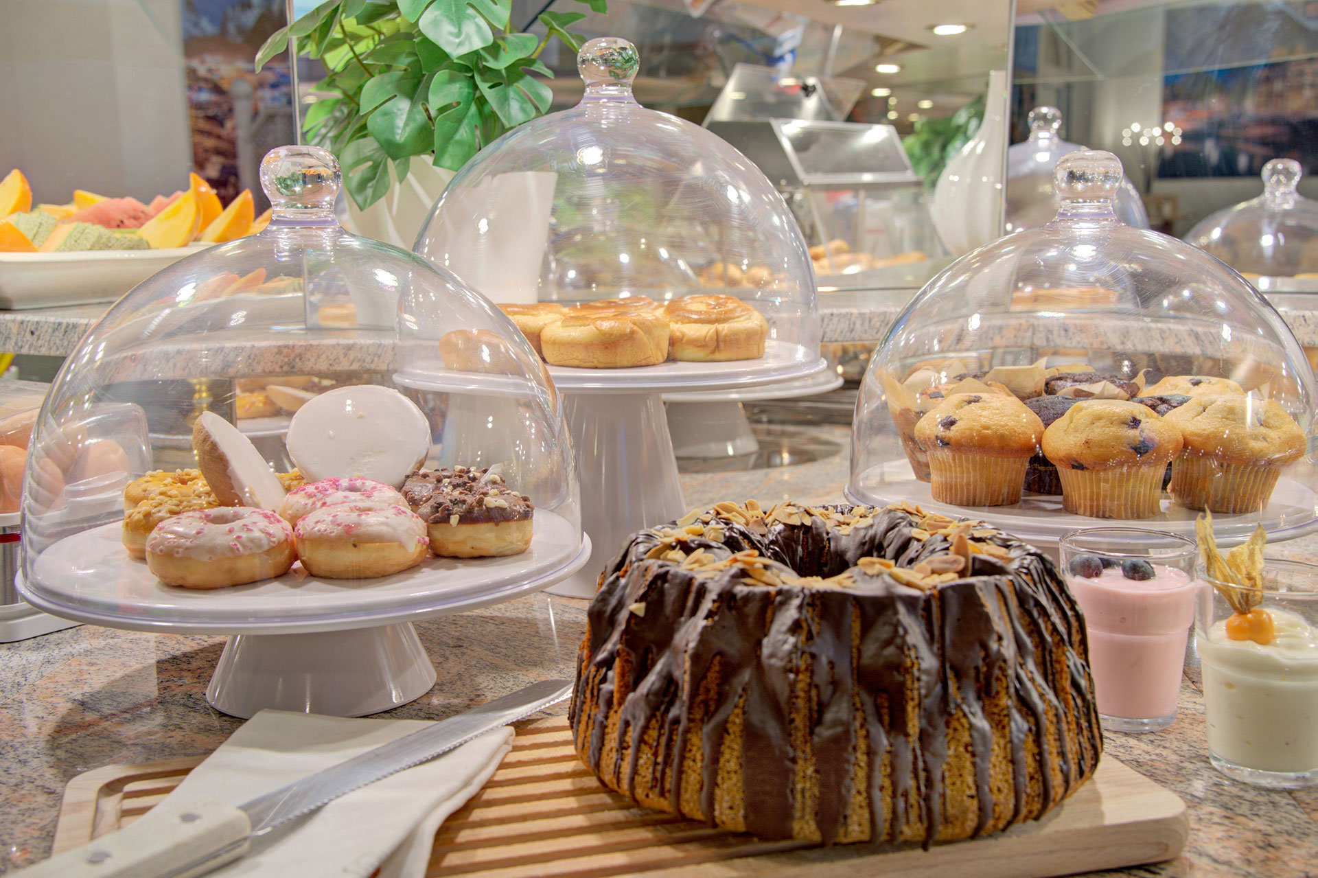 frühstücksbuffet in hotel mit kuchen donats und muffins