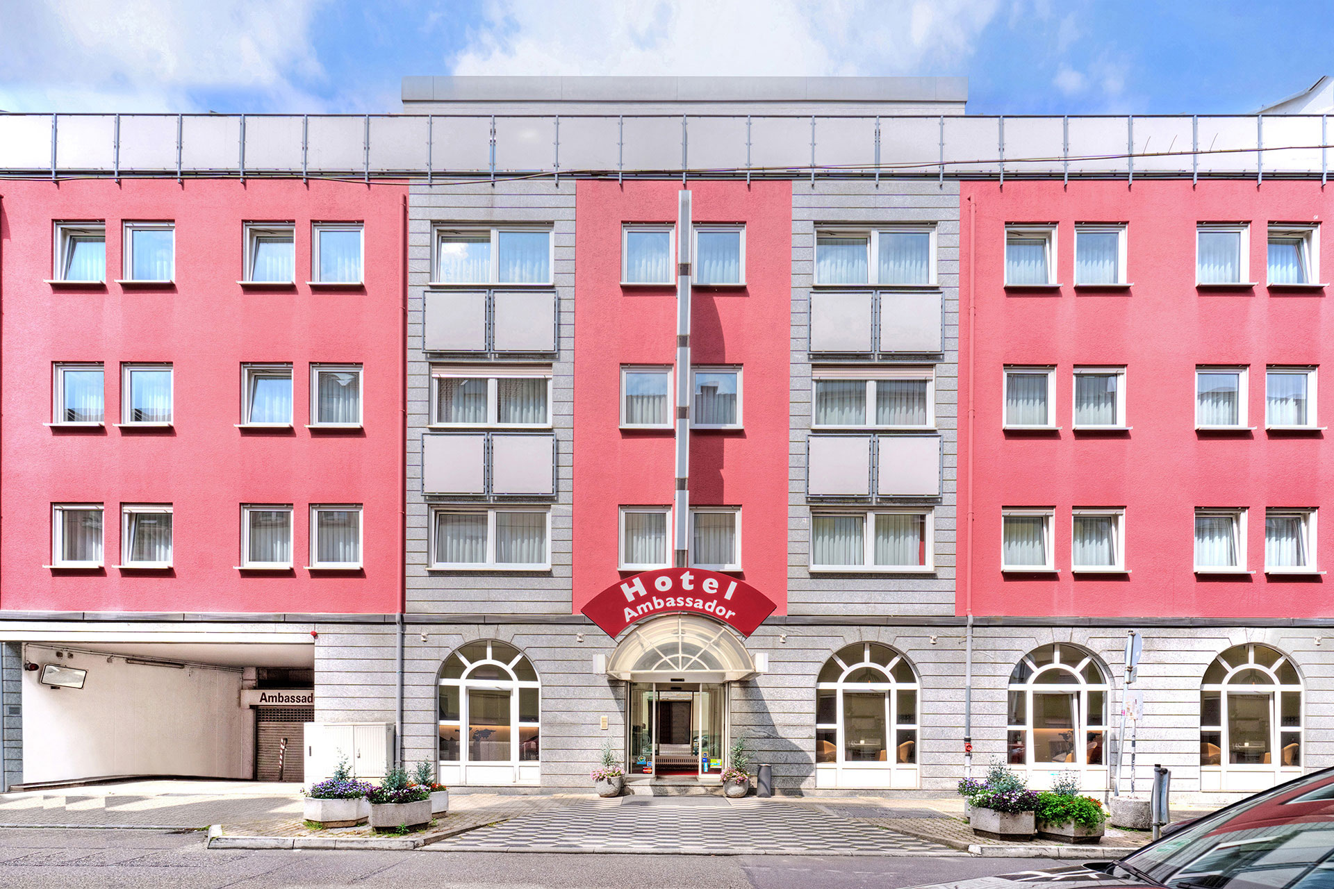 hotel vollständig am tag von außen frontal und mit blauem himmel