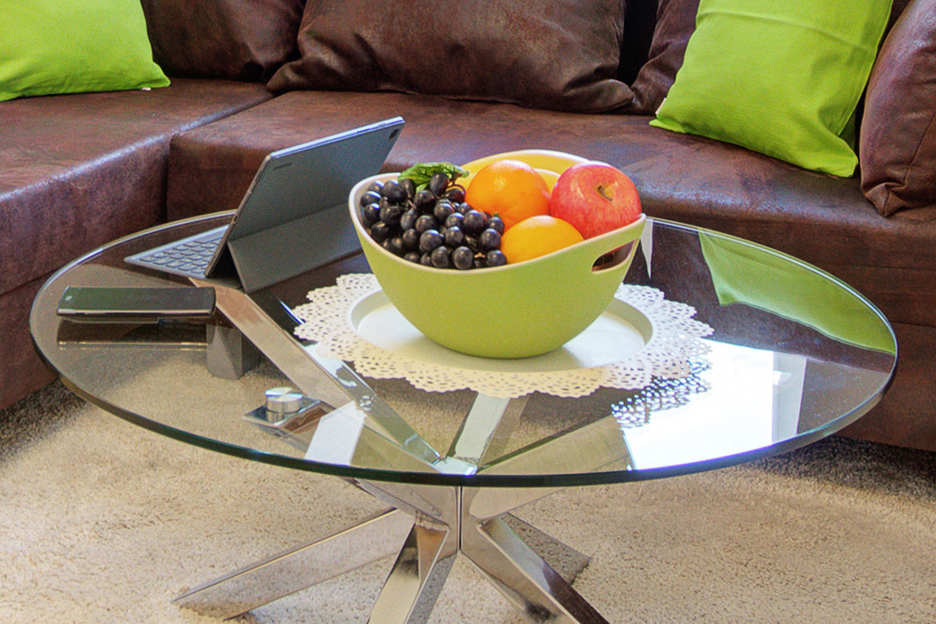 fotografin dekoriert sofatisch mit tablet smartphone und grüner obstkorb