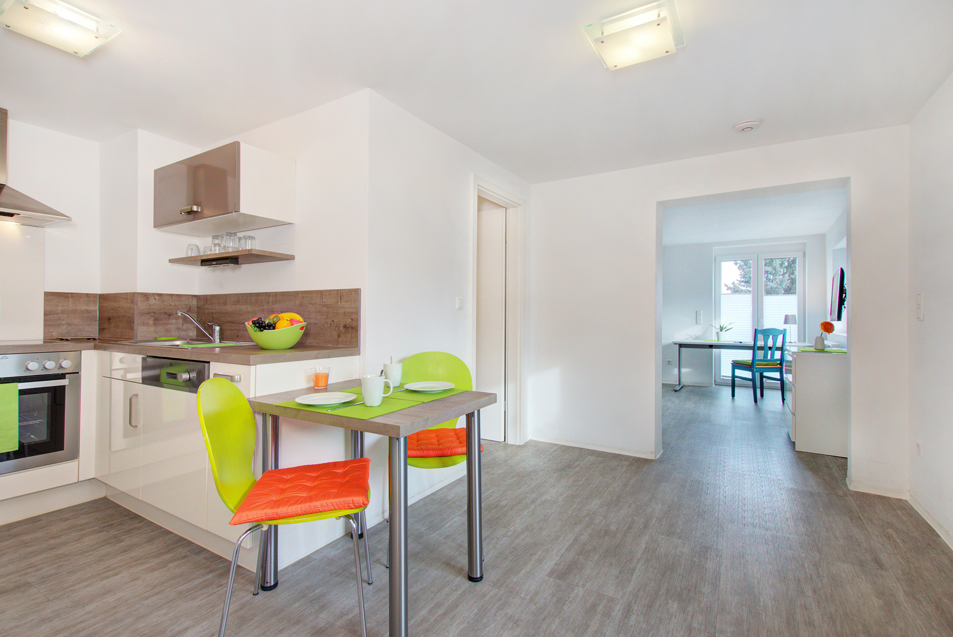 monteurzimmer fotografieren kleine küchenzeile mit esstisch für zwei grün eingedeckt 
