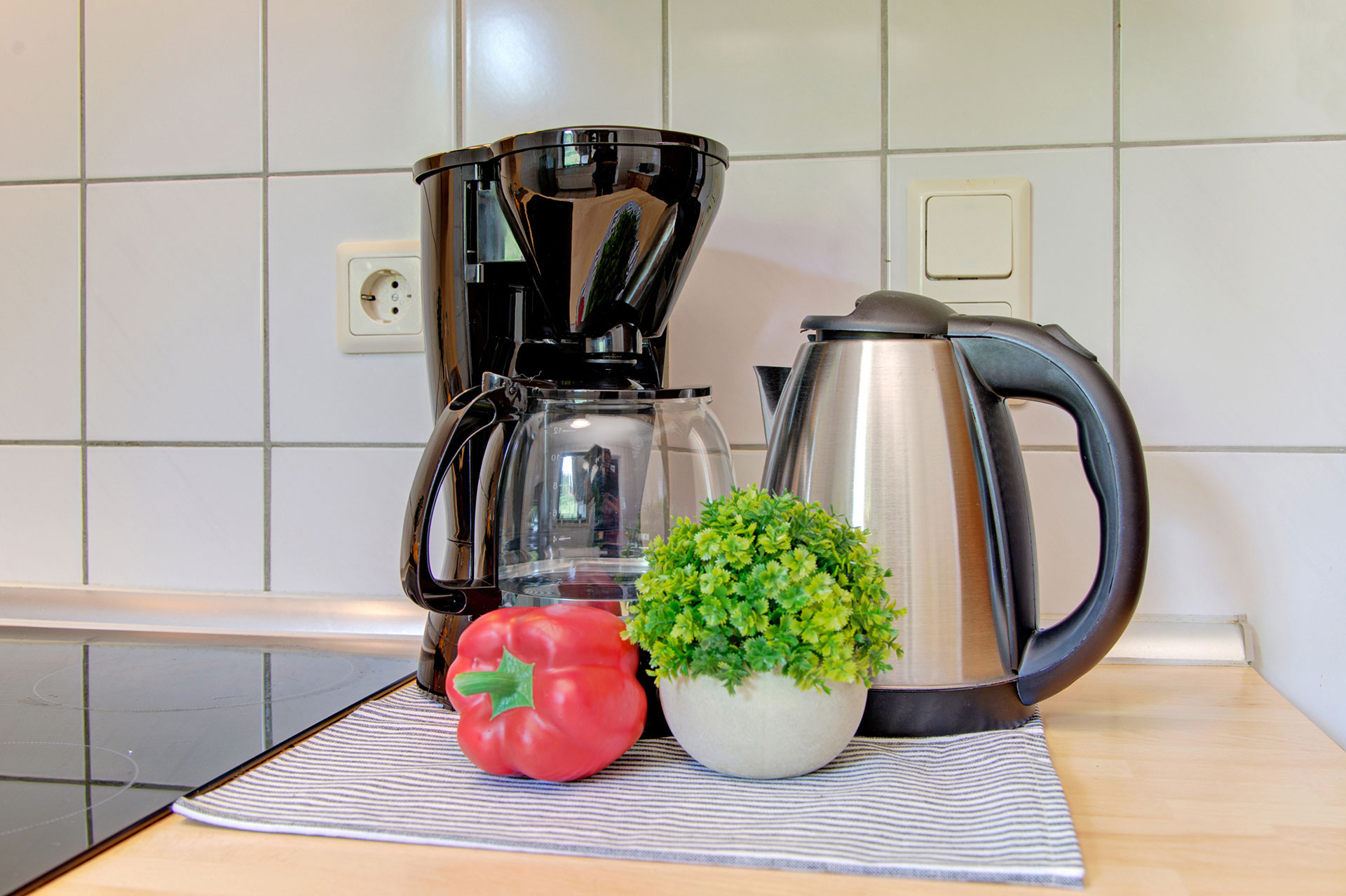 Detail aus Kaffeemaschine Wasserkocher rote Paprika kleine grüne Pflanze