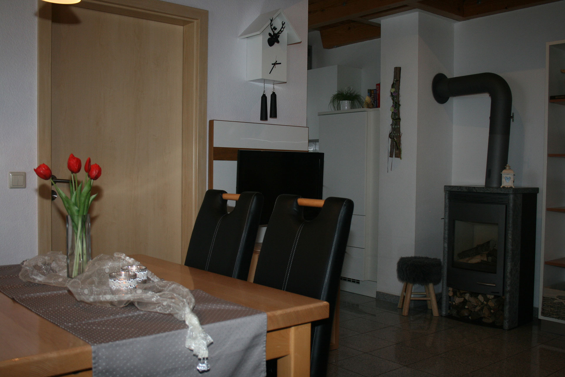 foto verbessern essbereich mit schwarzen lederstühlen vorher dunkel