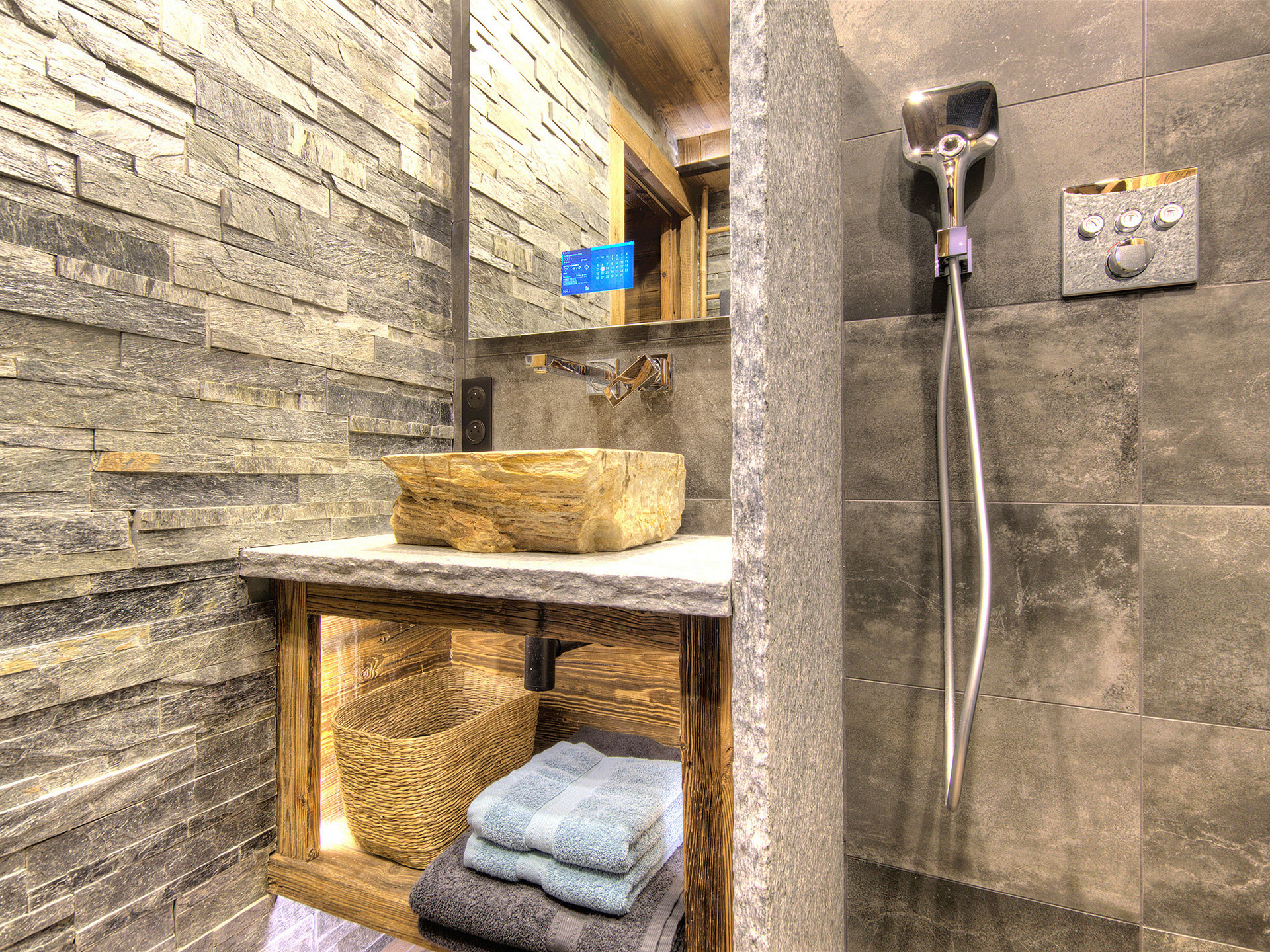 Immobilienfoto - Badezimmer von Ferienimmobilie mit Steinwaschbecken dusche und handtüchern