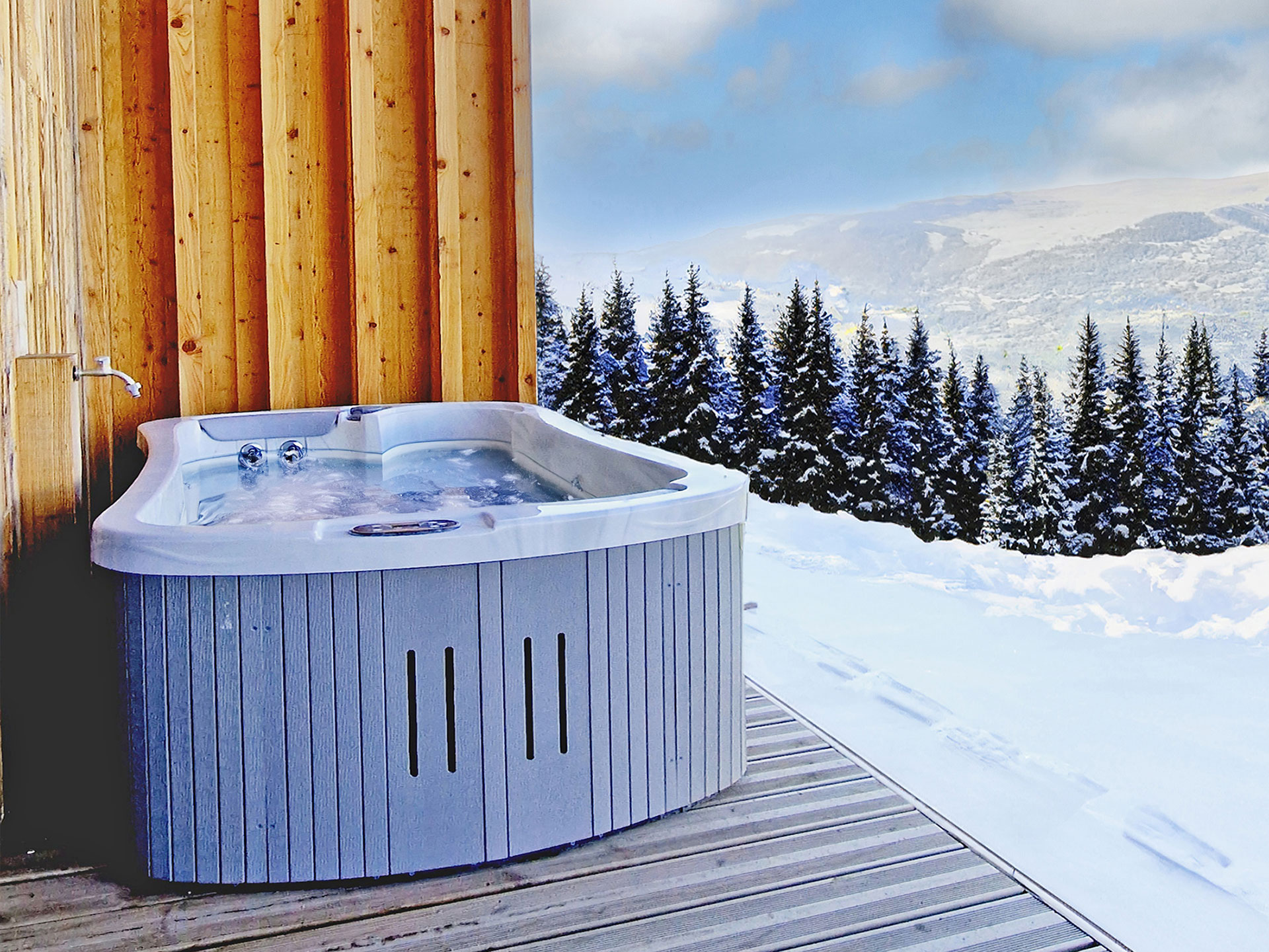 Terrassen-Whirlpool vor verschneitem Wald aus Tannen, Winterlandschaft - mit professioneller Bildberabeitung erstellt