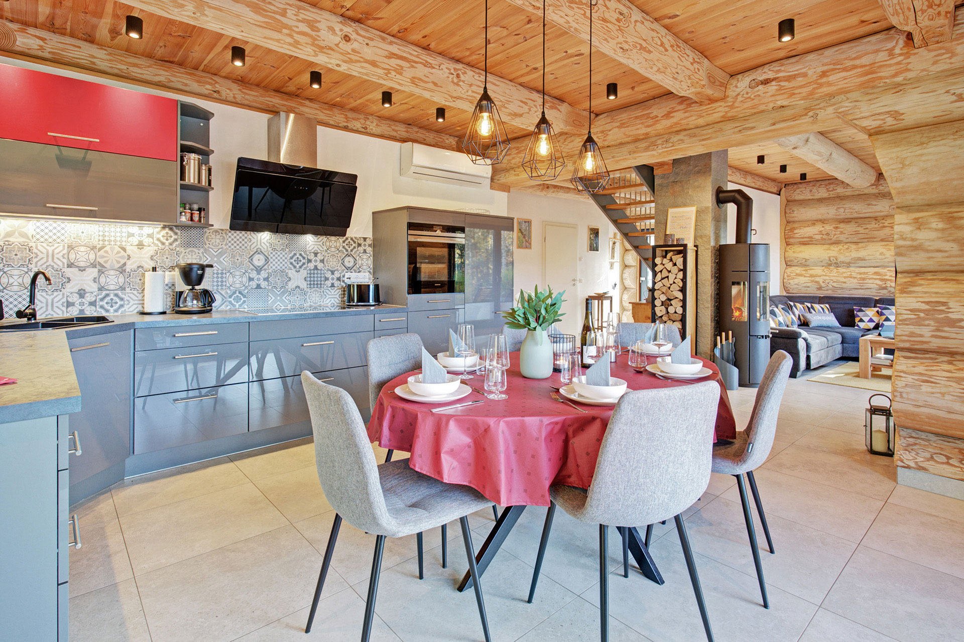 essbereich mit blick zum wohnraum im Ferienhaus Armin Darstein