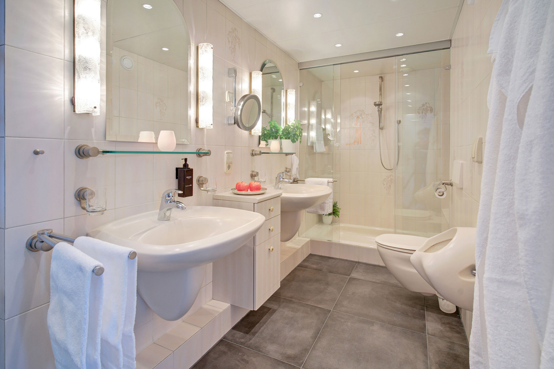 hochwertiges badezimmer mit zwei waschbecken und dusche