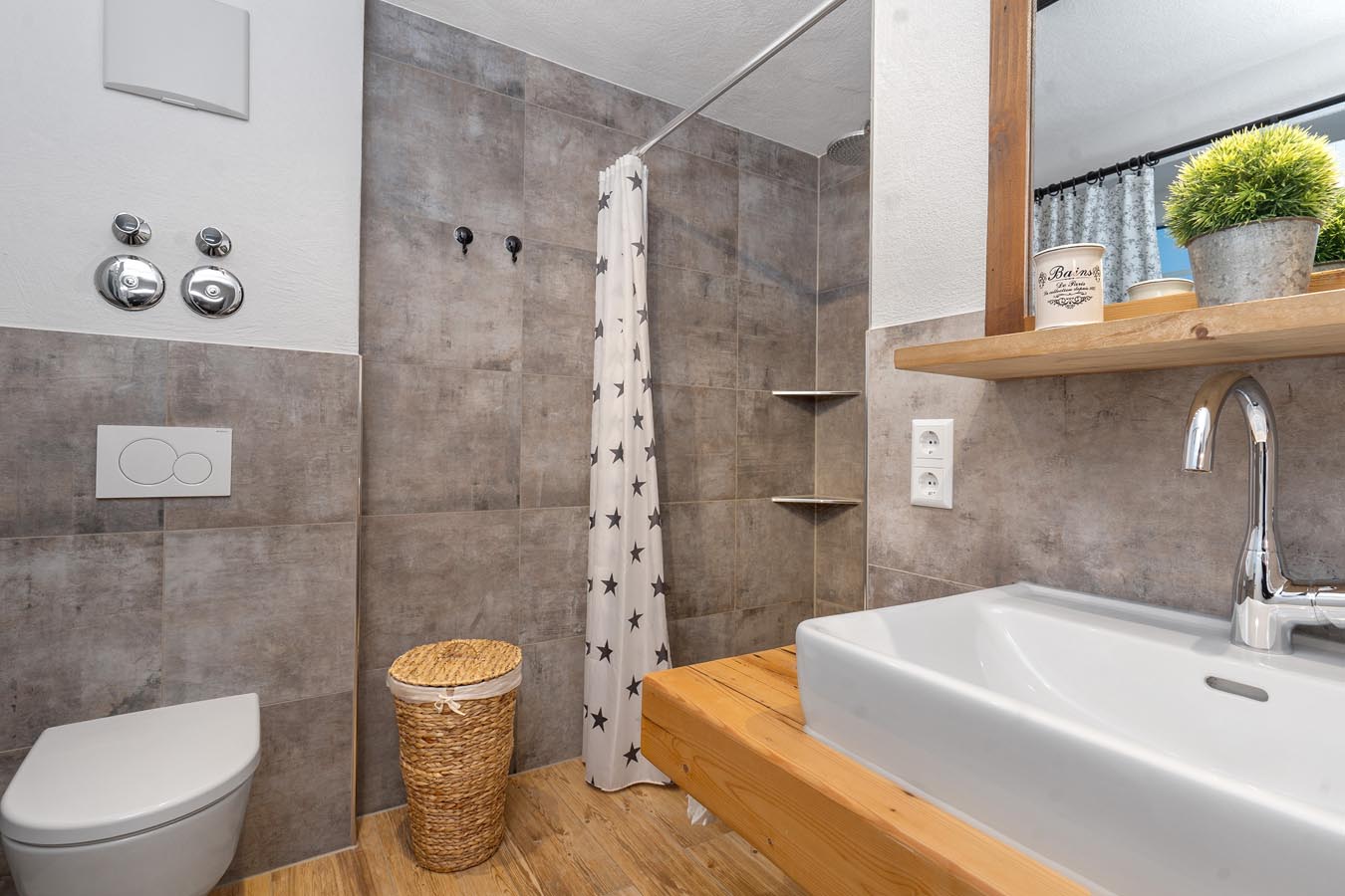 modernes badezimmer mit waschbecken und dusche 