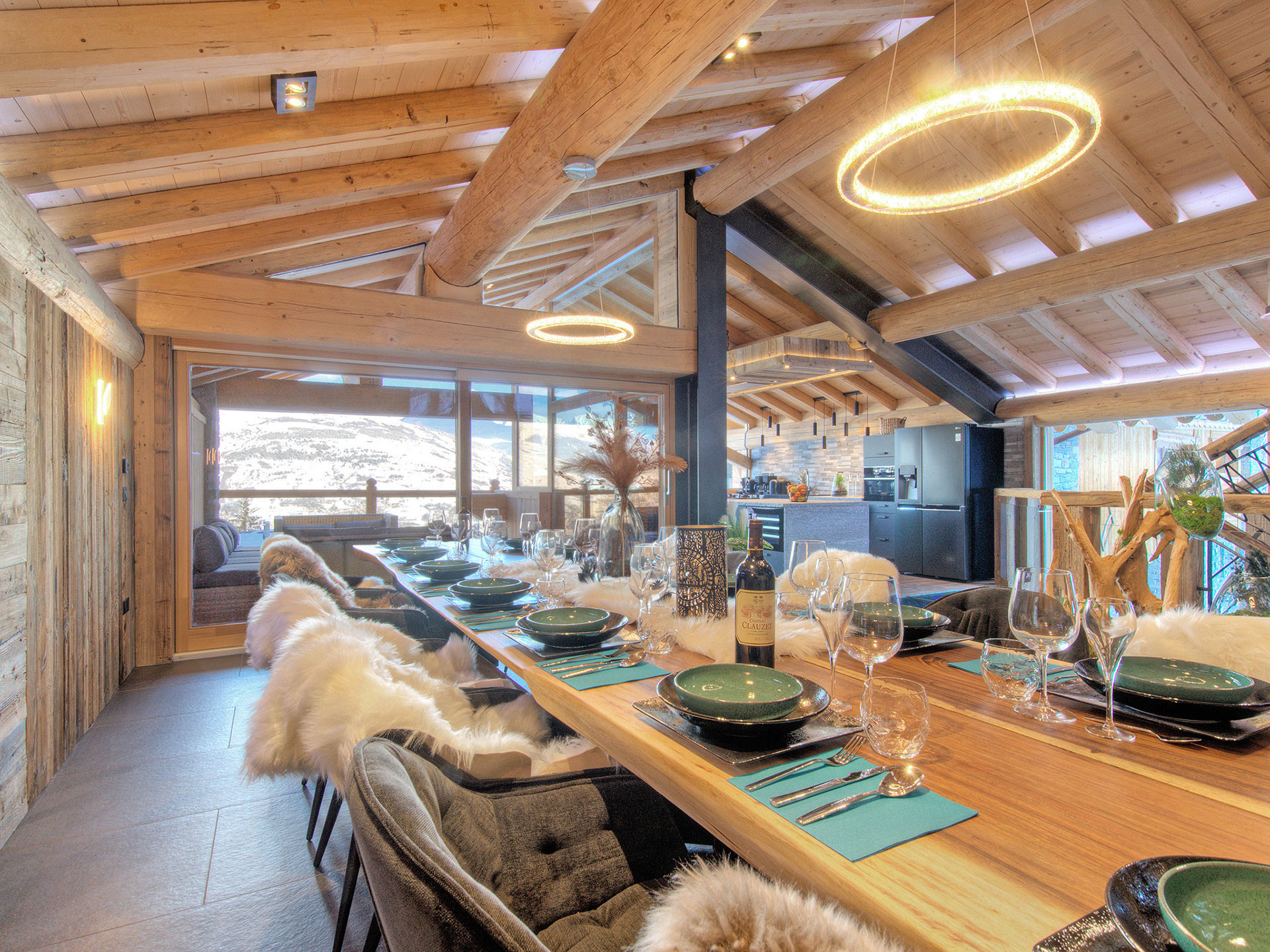 ferienhaus-foto-ferienhaus-fotografieren-gedeckter Esstisch mit Fellen-Blick zum Bergfenster