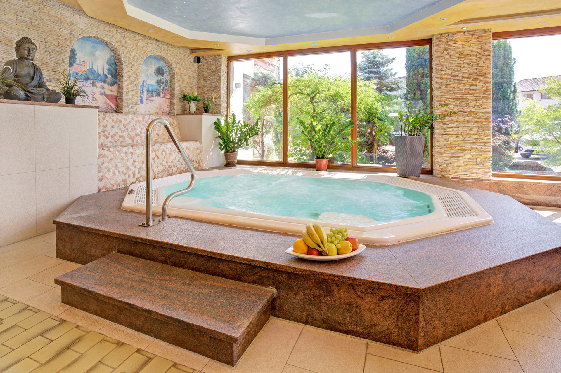 indoor whirlpool mit blumenschale in hotel
