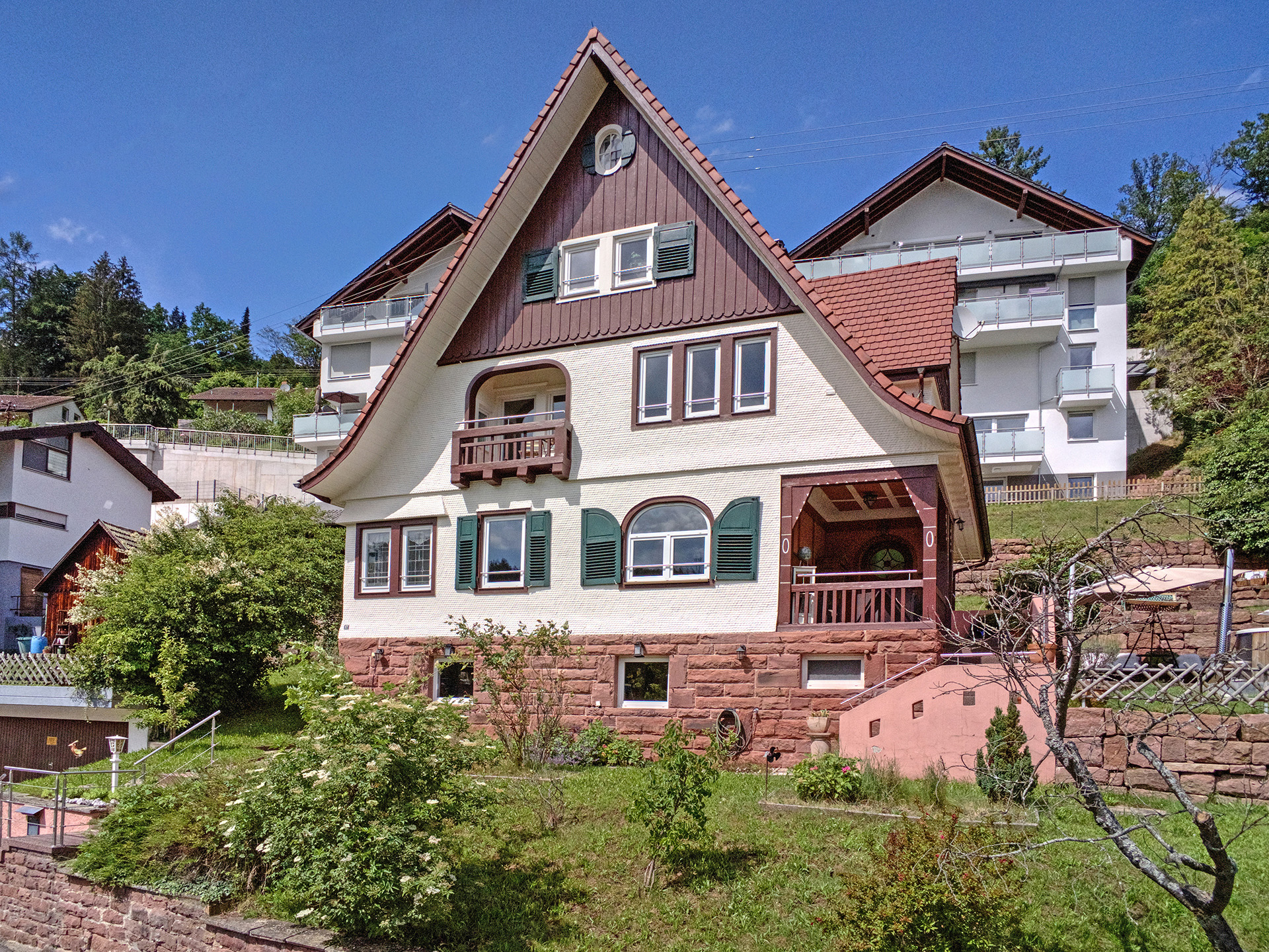 drohnenfoto schwarzwälder ferienhaus mit schindeln frontal