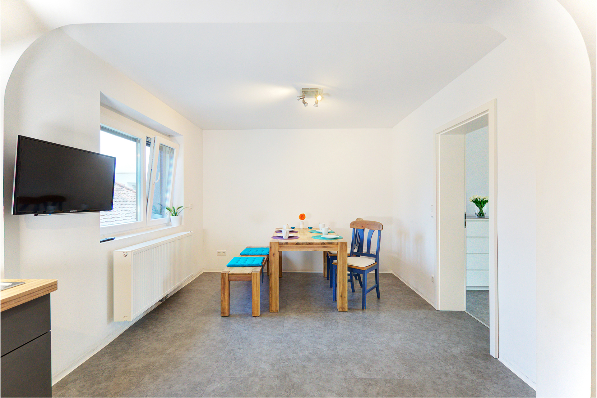 monteurzimmer fotografieren essbereich frontal mit grossem tisch und stühlen