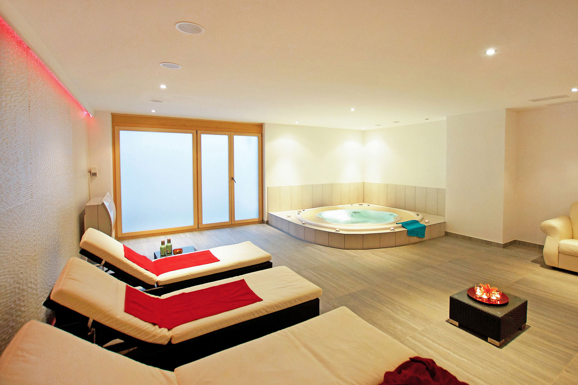 wellnessbereich mit whirlpool beim appartement ski heaven