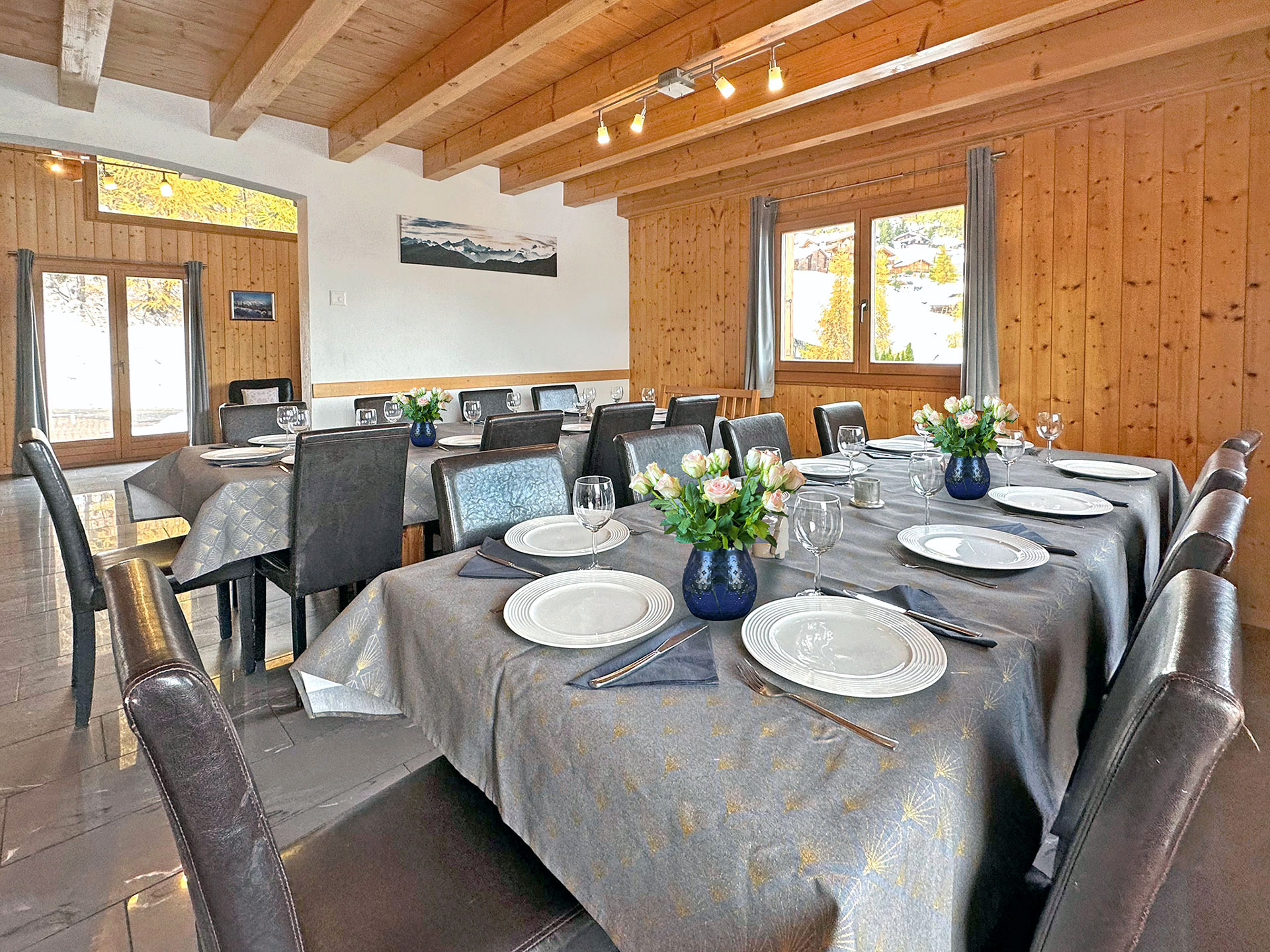 Innenaufnahme eines Chalets mit zwei Tischgruppen, Rosendekoration per bildberabeitung - nachher
