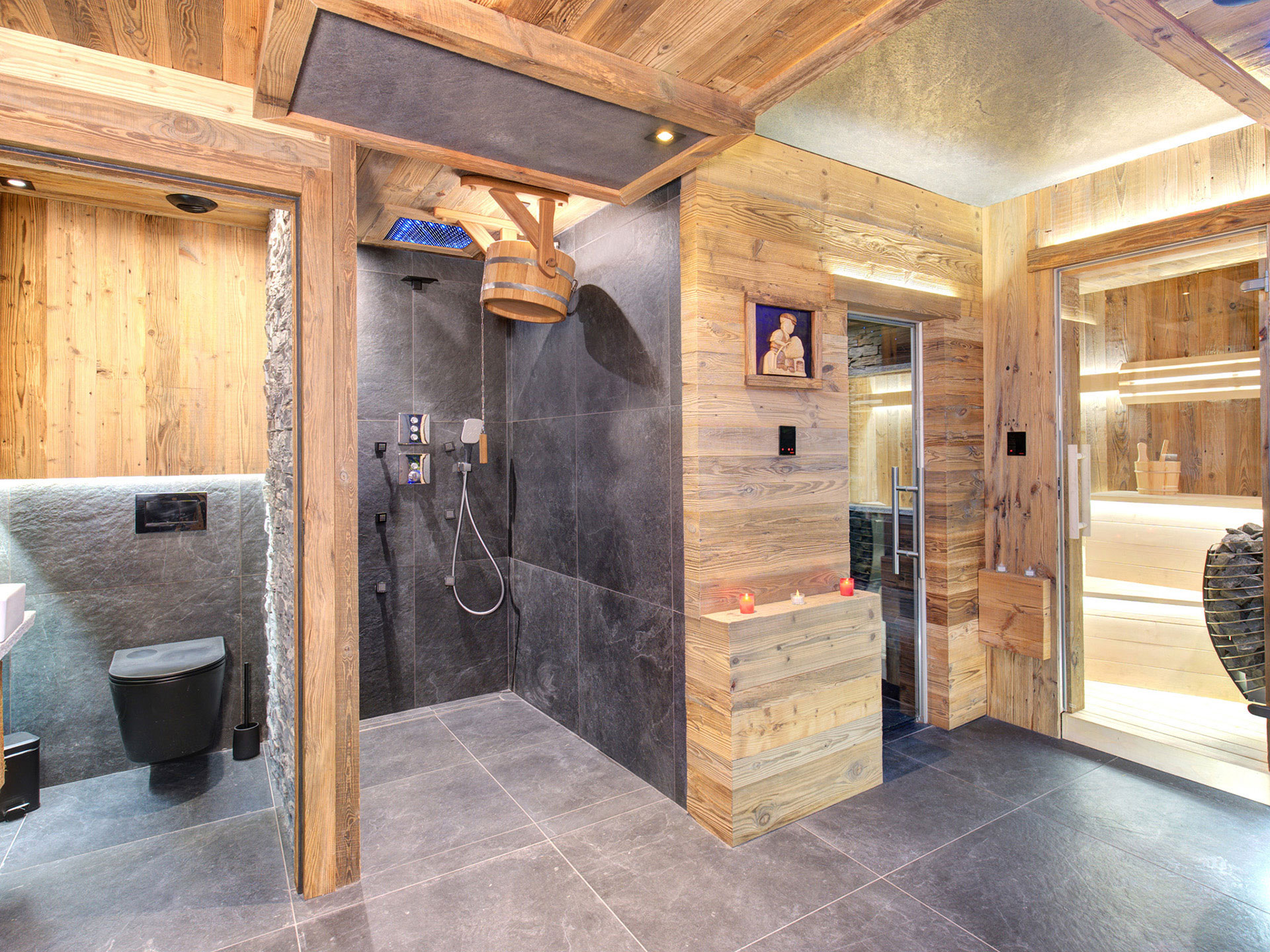 Immobilienfoto - Revitalisierender Spabereich mit Kübedusche Sauna und Dampfbad
