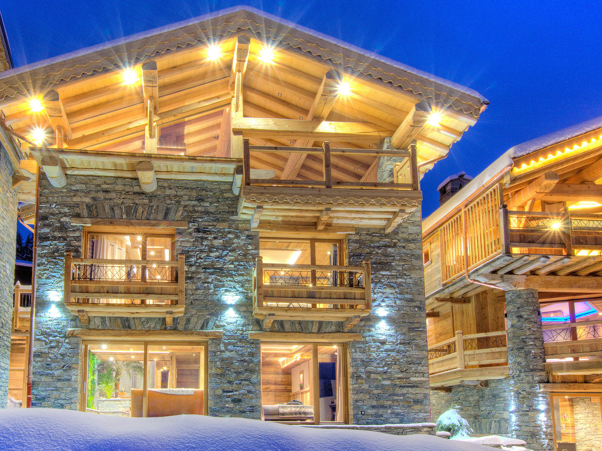 ferienhaus-foto-ferienhaus-fotografieren-Nachtaufnahme vom haus im Schnee