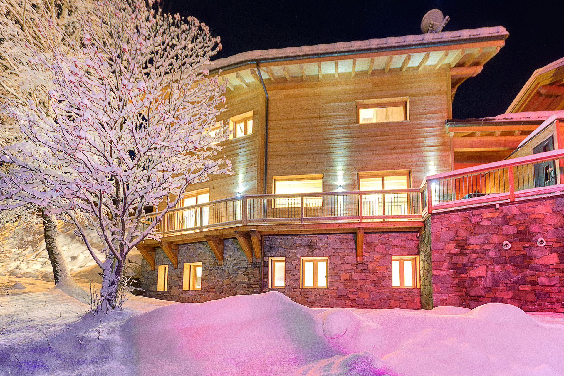 Leuchtende Aussenaufnahme Nacht von Chalet Paradise Star