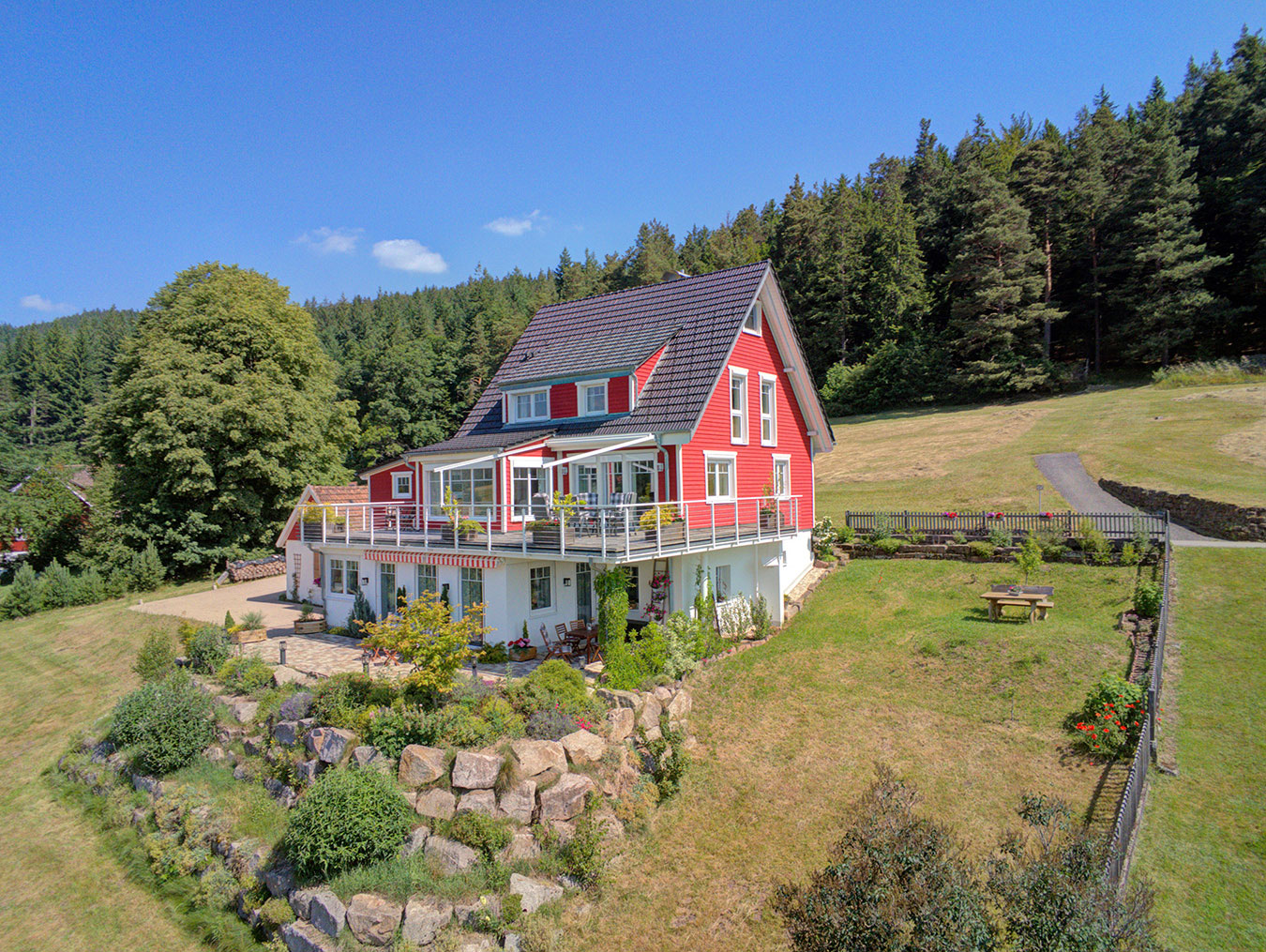 luftaufnahme rotes Ferienhaus von hinten mit Garten Schwarzwald 