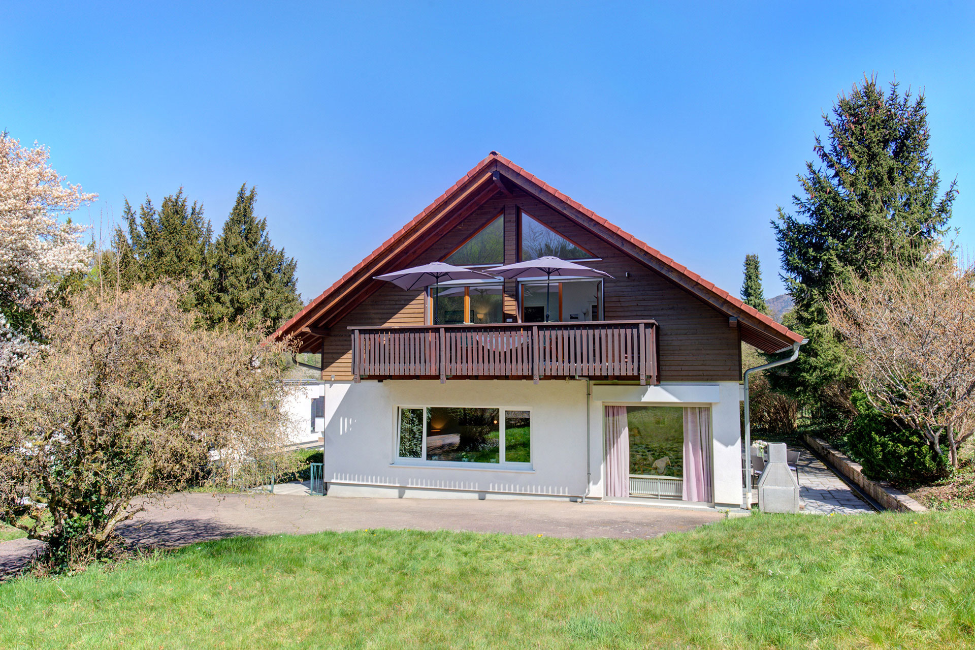 Ferienhaus frontal mit blauem Himmel